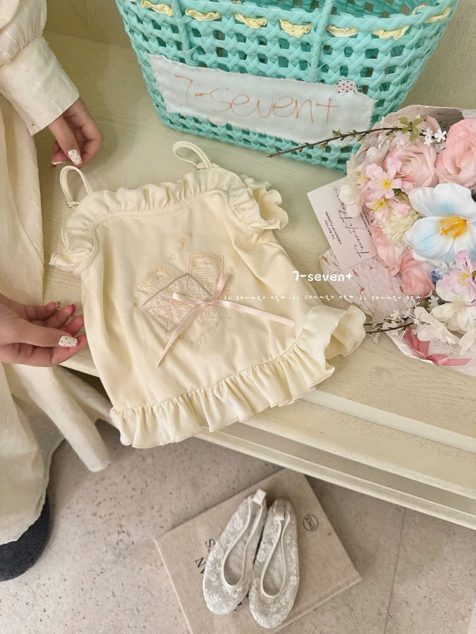 H185 - Áo 2 dây viền bèo thêu lá thư đính nơ màu vàng mỡ