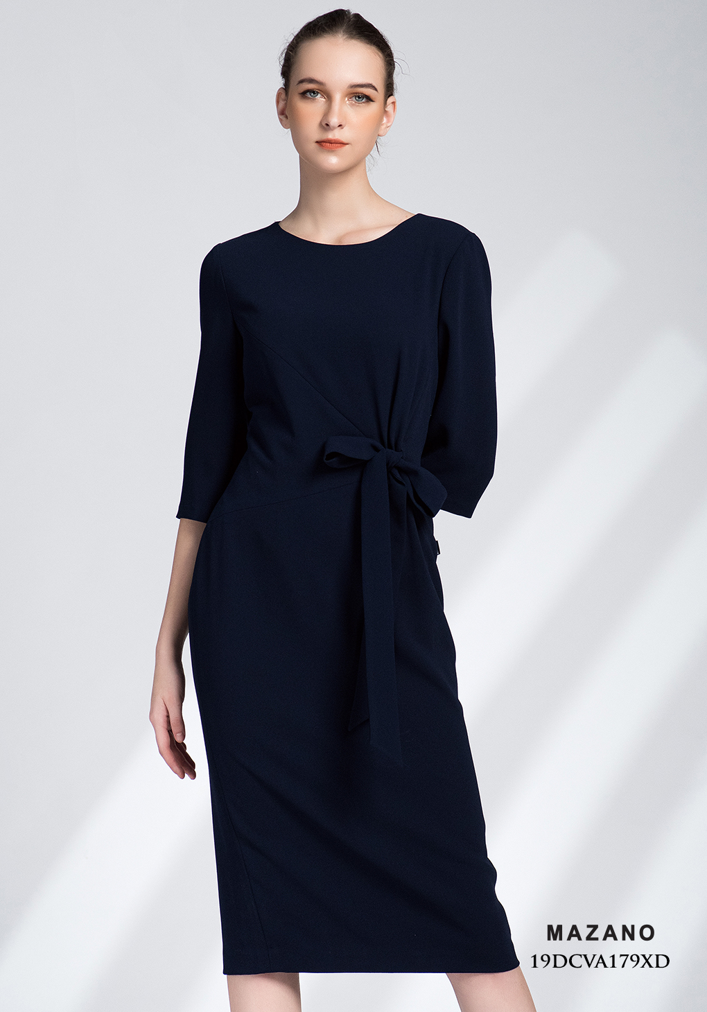 Đầm xanh ôm tay lỡ thắt nơ eo