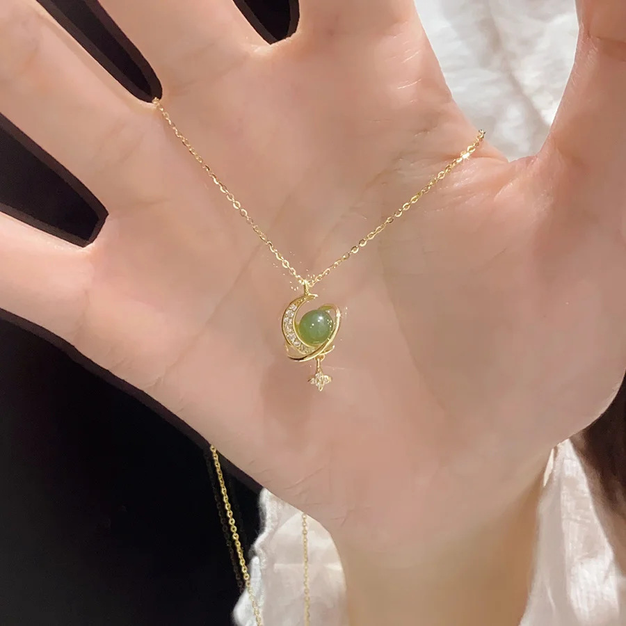 Dây chuyền tua rua đá Chalcedony dành cho nữ, thiết kế hình ngôi sao và mặt trăng, mang phong cách sang trọng độc đáo và tinh tế, nhẹ nhàng và thanh lịch, đa năng và trang nhã, mang hơi hướng cổ điển