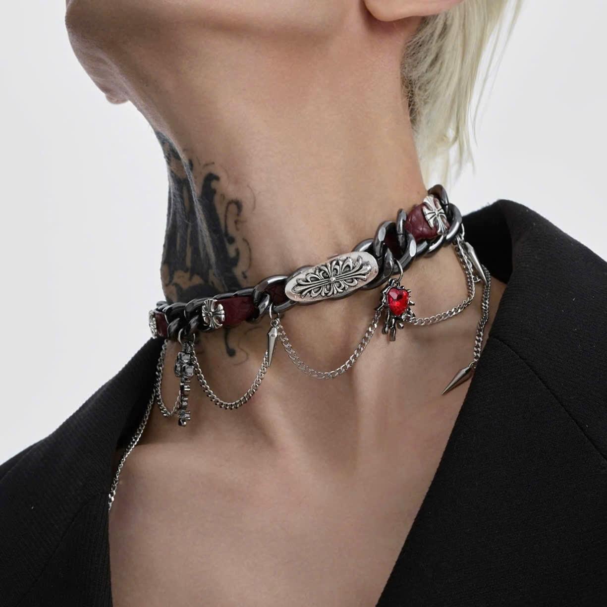 Vòng cổ dây đỏ xích đen tua rua