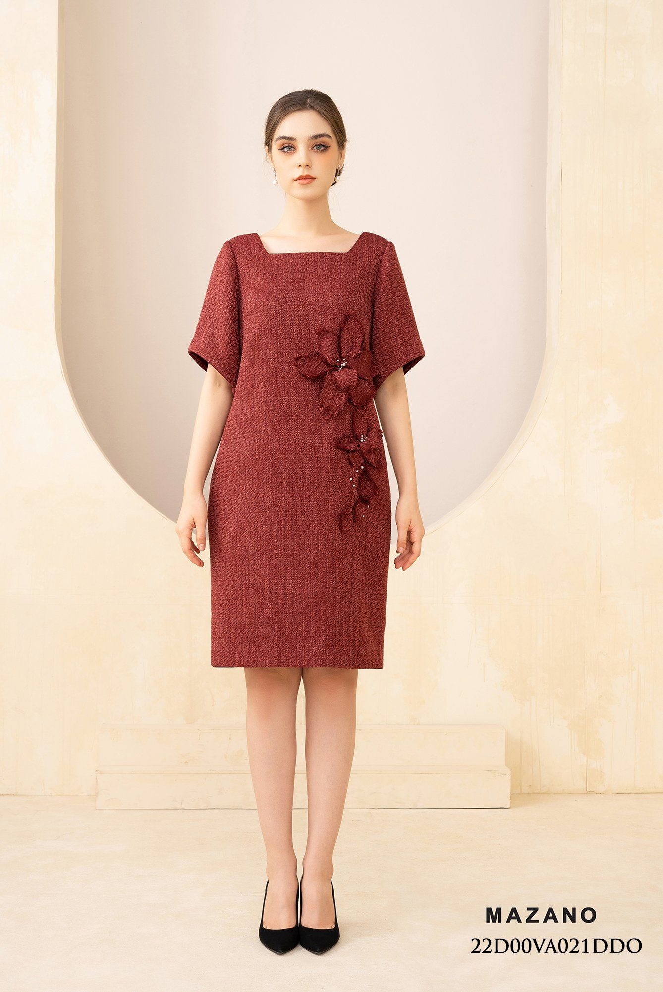 Đầm suông cổ thang đắp hoa trang trí