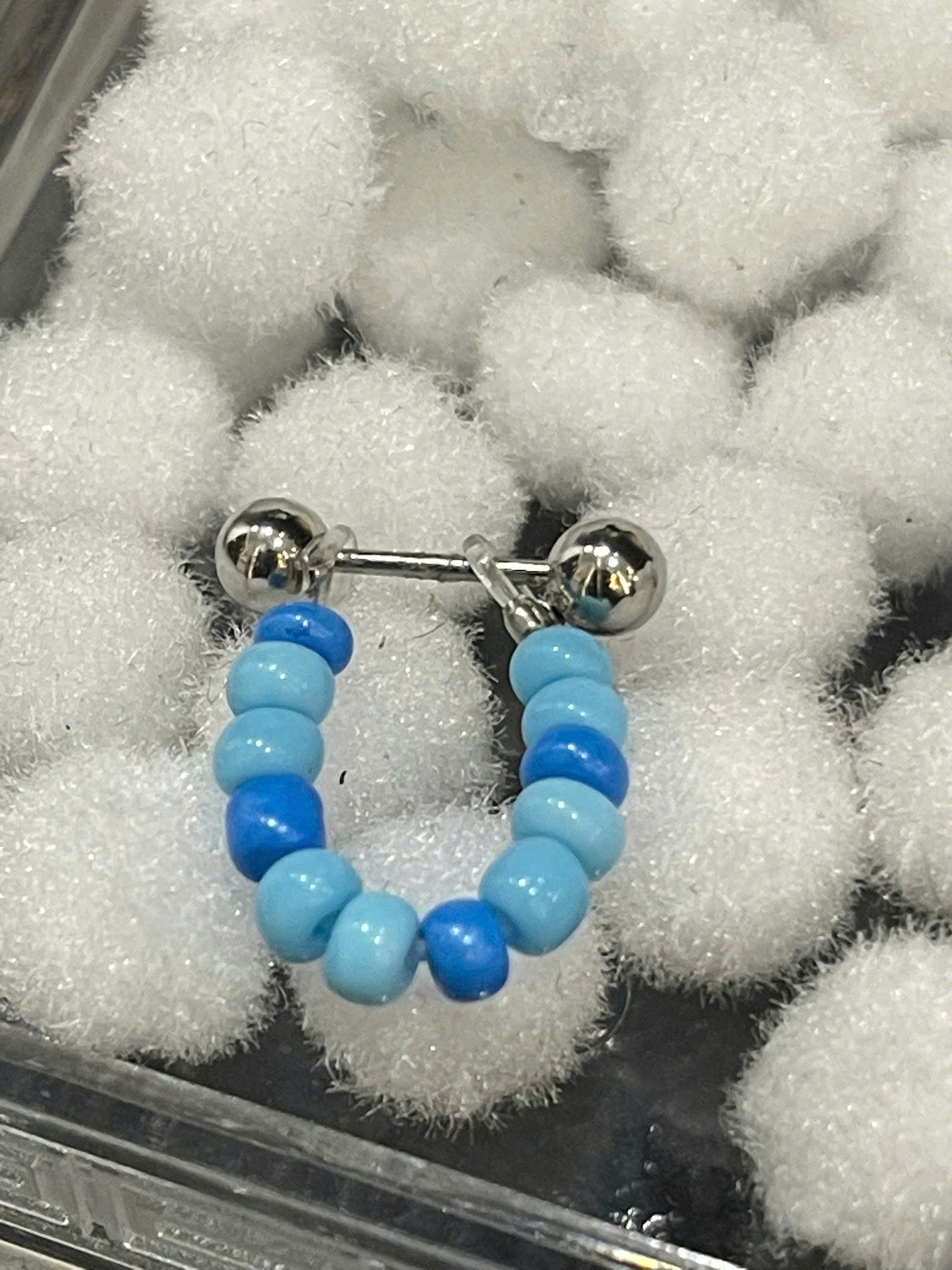 khuyên kiểu hạt cườm nhựa xanh biển nhạt và đậm.