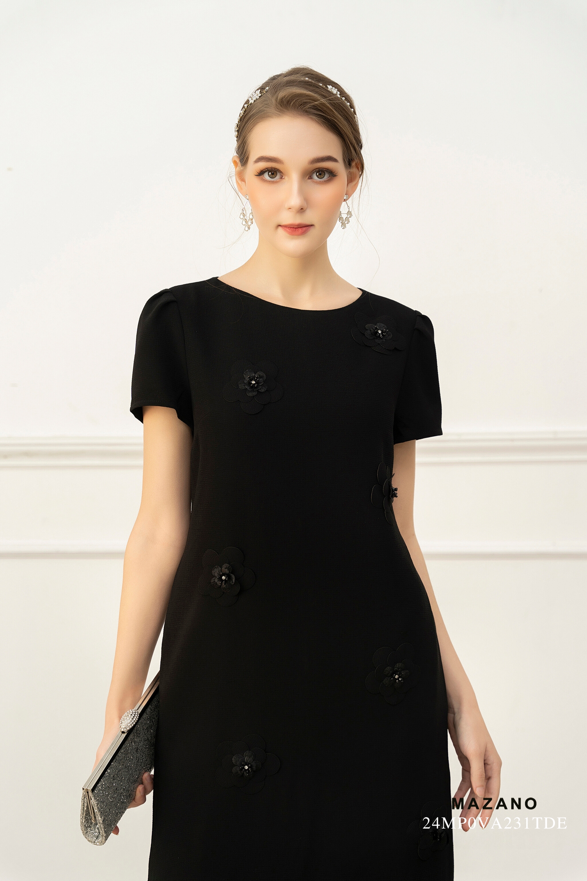 Váy Đầm suông Vải Thô  trang trí đính hoa cắt laze Cổ tròn đính đá Dài tới bắp chân - Hàng Tái đổi mã 24HP0VA001TDE TÁI_thumbnail_2