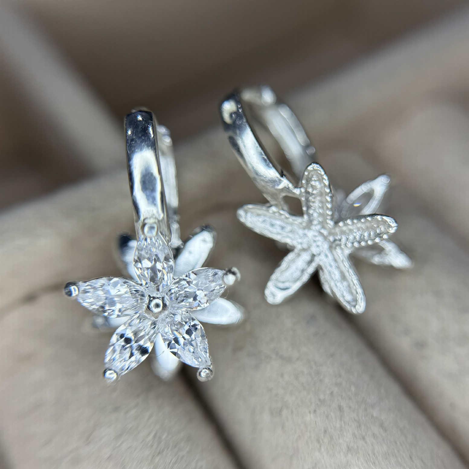 khuyên vòng bạc hoa kim cương trắng năm cánh thon dài hai mặt đẹp