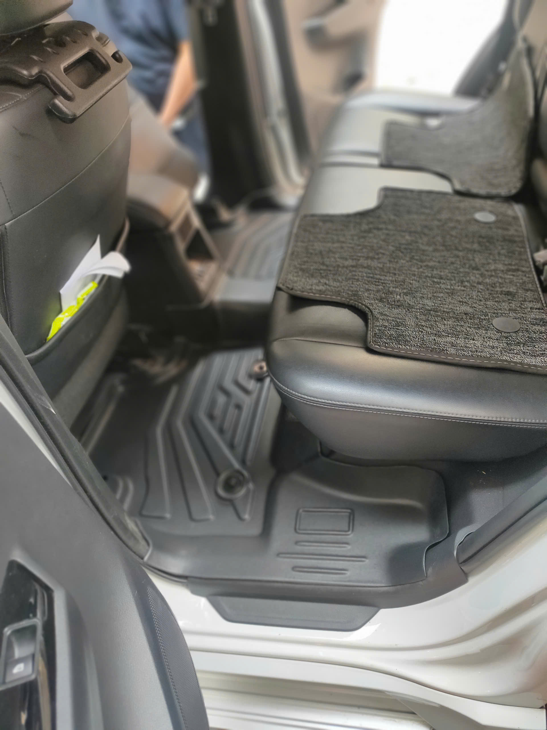 Thảm Lót Sàn Ô Tô Nhựa Đúc TPE Mitsubishi Pajero Sport_thumbnail_2