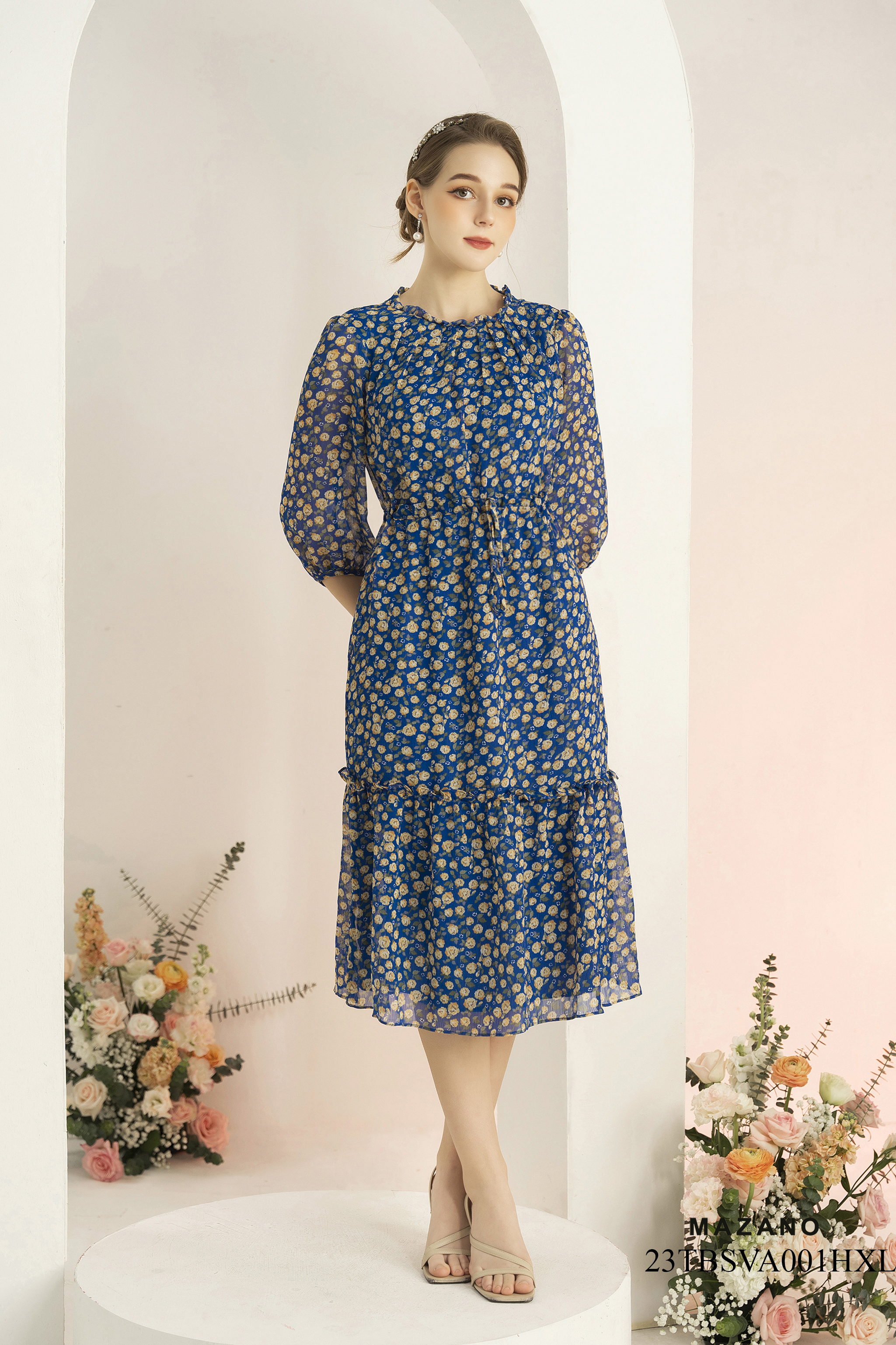 Đầm voan xanh thắt eo họa tiết hoa vàng