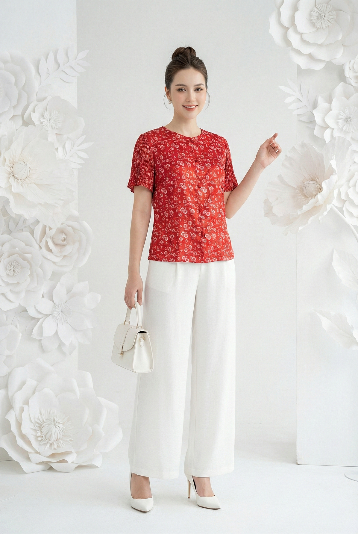 Áo sơ mi vải lụa gấm in hoa đỏ dáng suông cài khuy cổ tàu tay ngắn thiết kế MAZANO