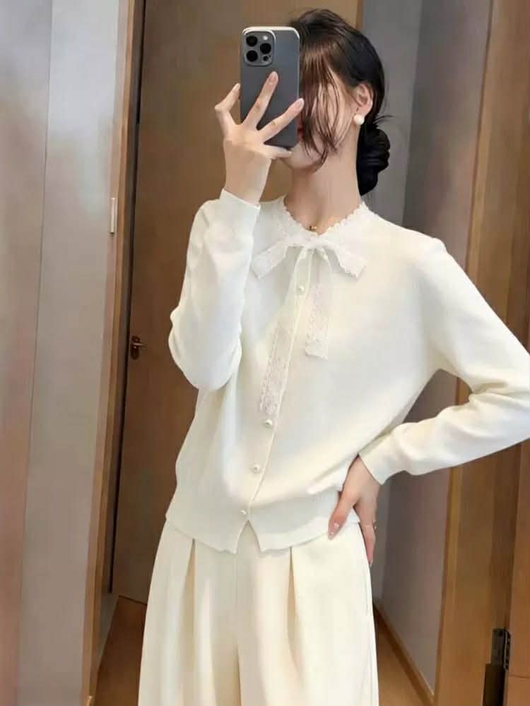 Lucas - Áo len cổ tròn cài cúc ngọc viền ren nơ