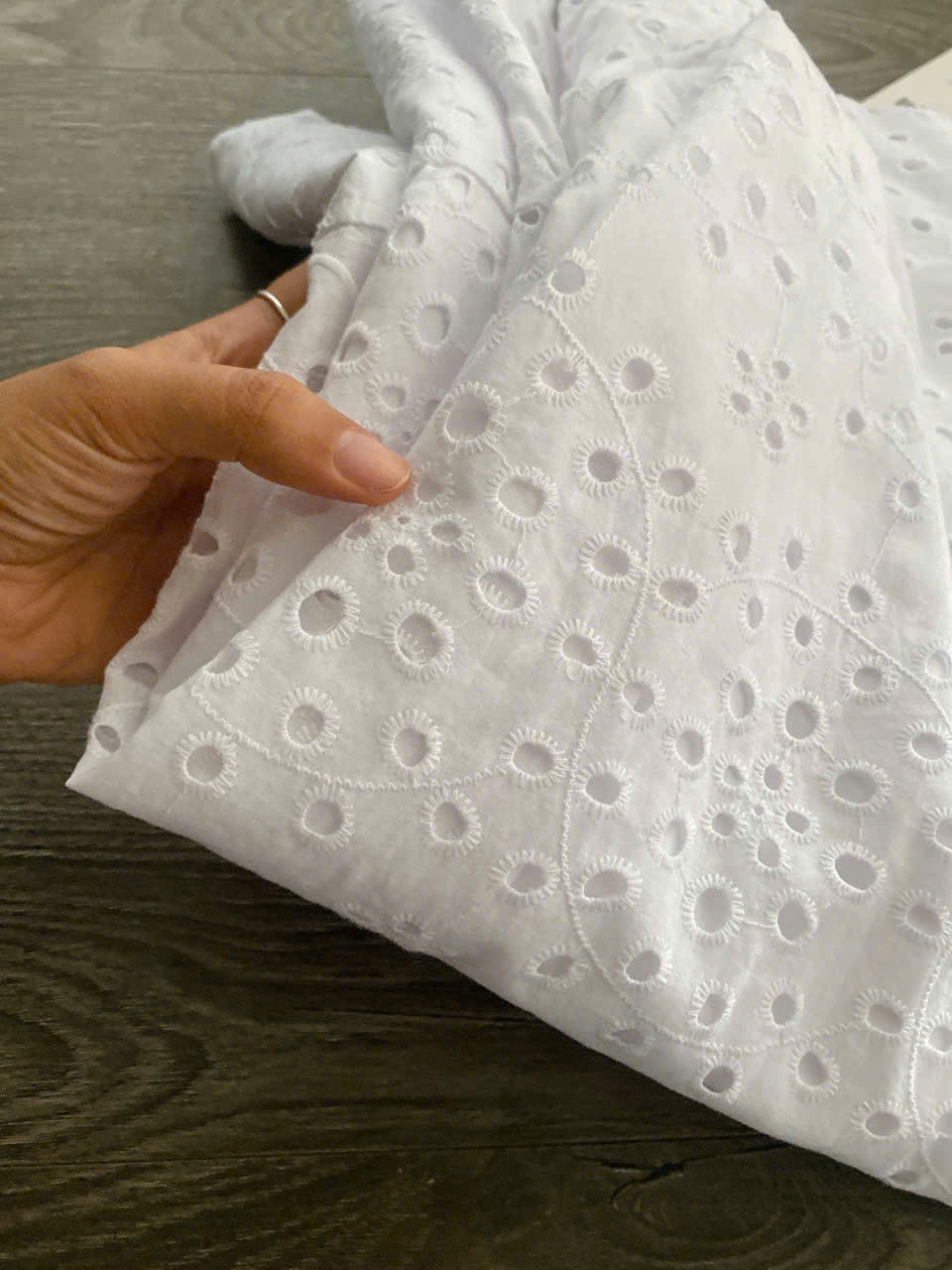 SALE U541 CHÂN VÁY TRẮNG ĐỤC LỖ_thumbnail_5