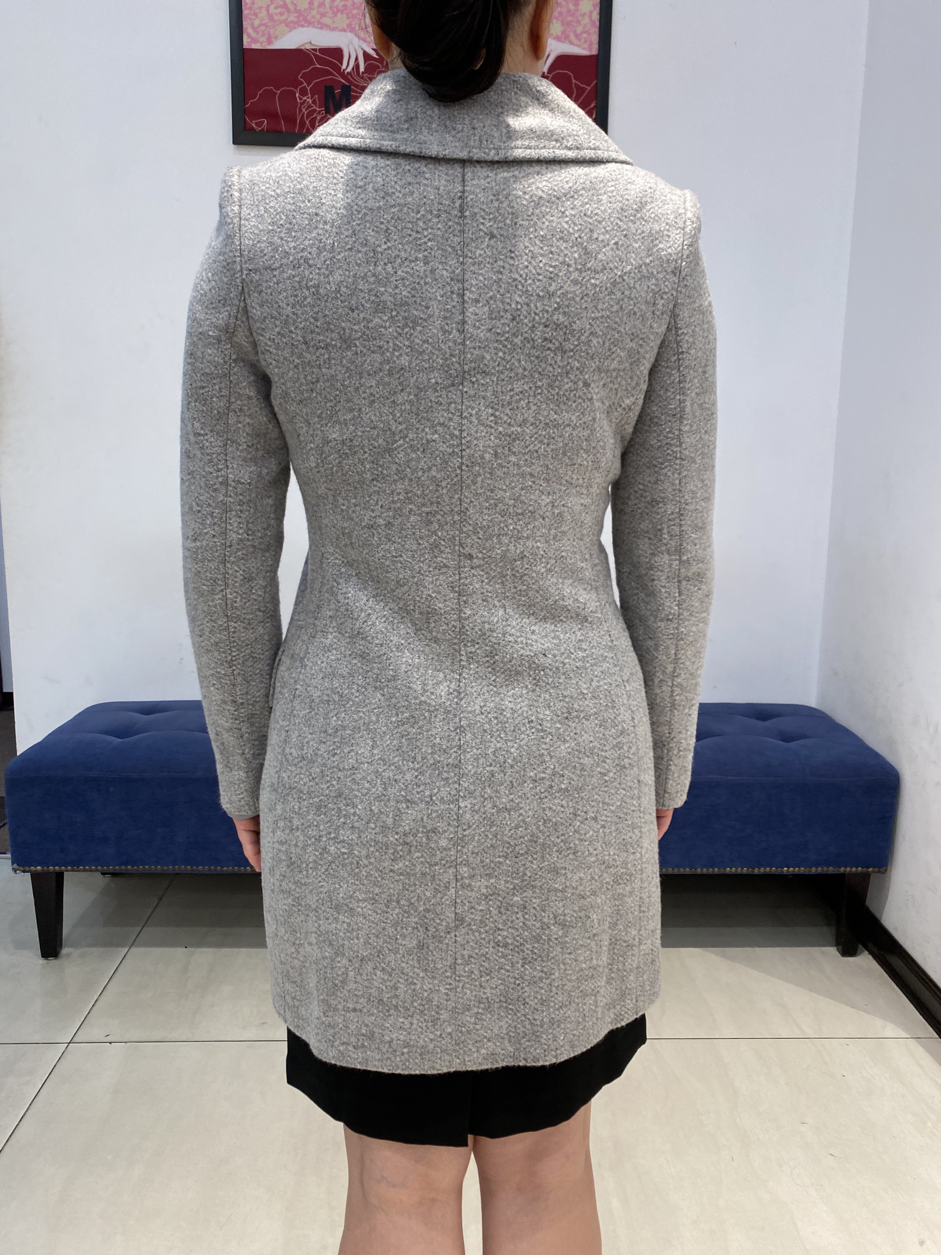 Măng tô xám cổ vuông đính đá_thumbnail_2