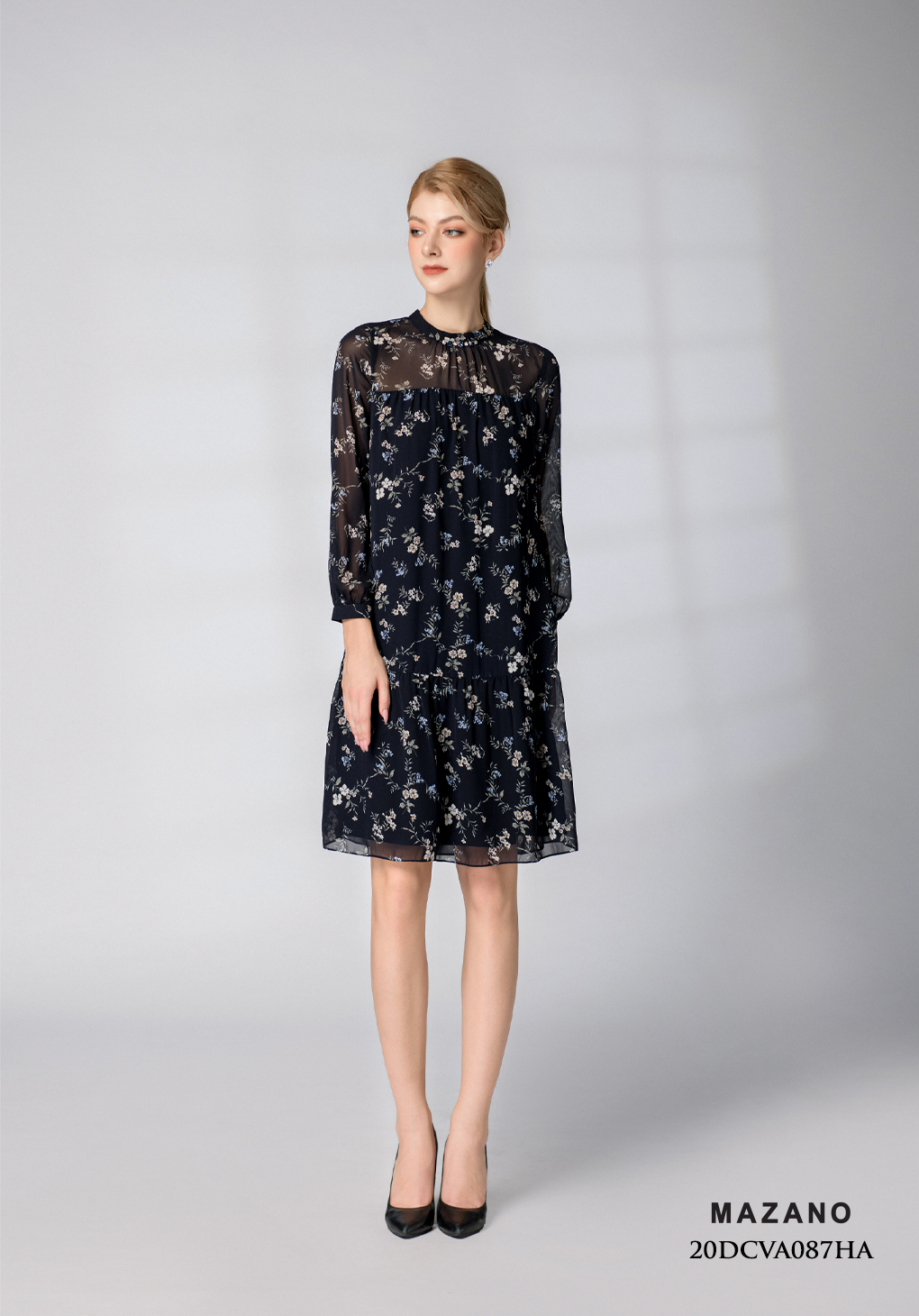 Đầm đen suông A họa tiết hoa đính đá cổ