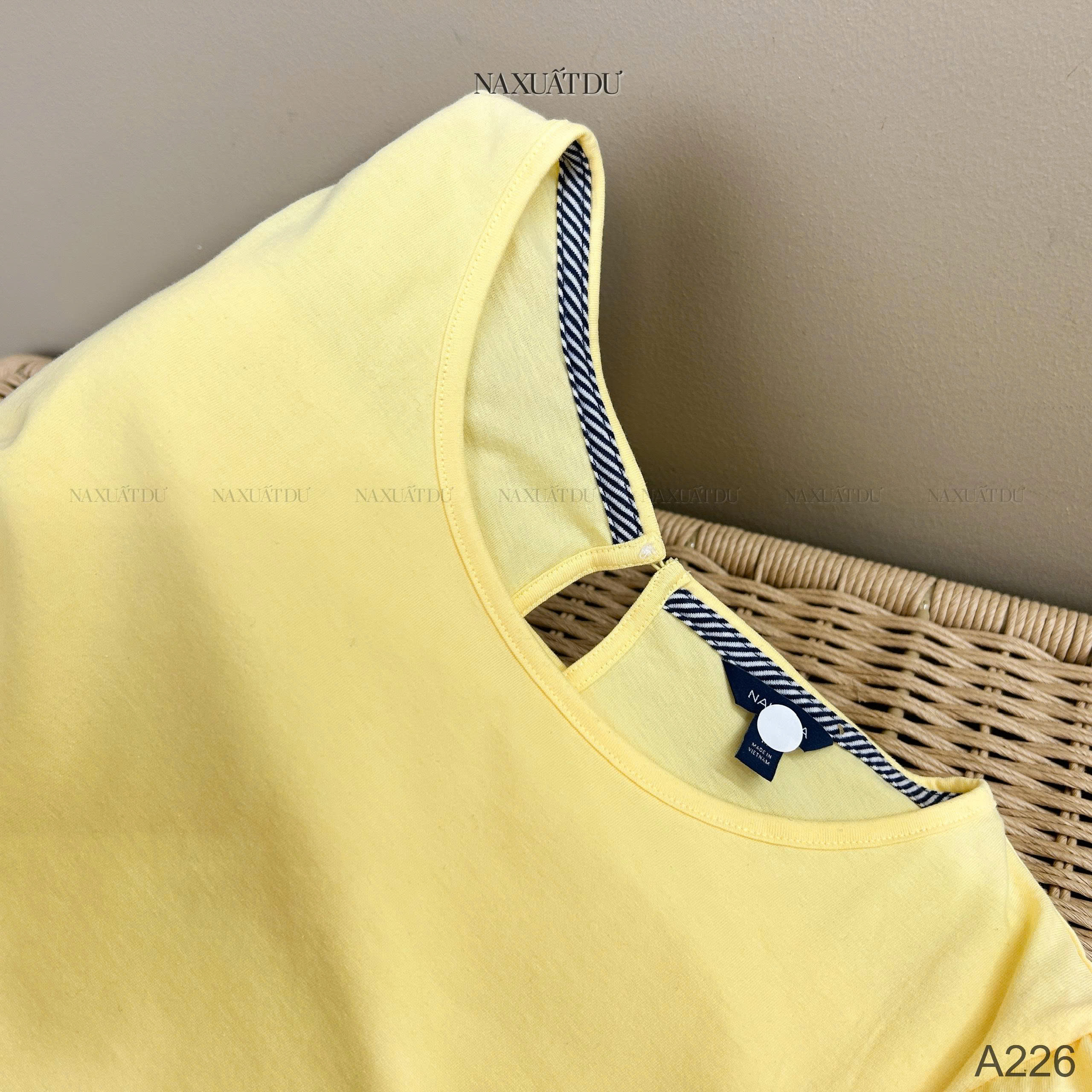 Áo thun cột dây màu vàng nữ 