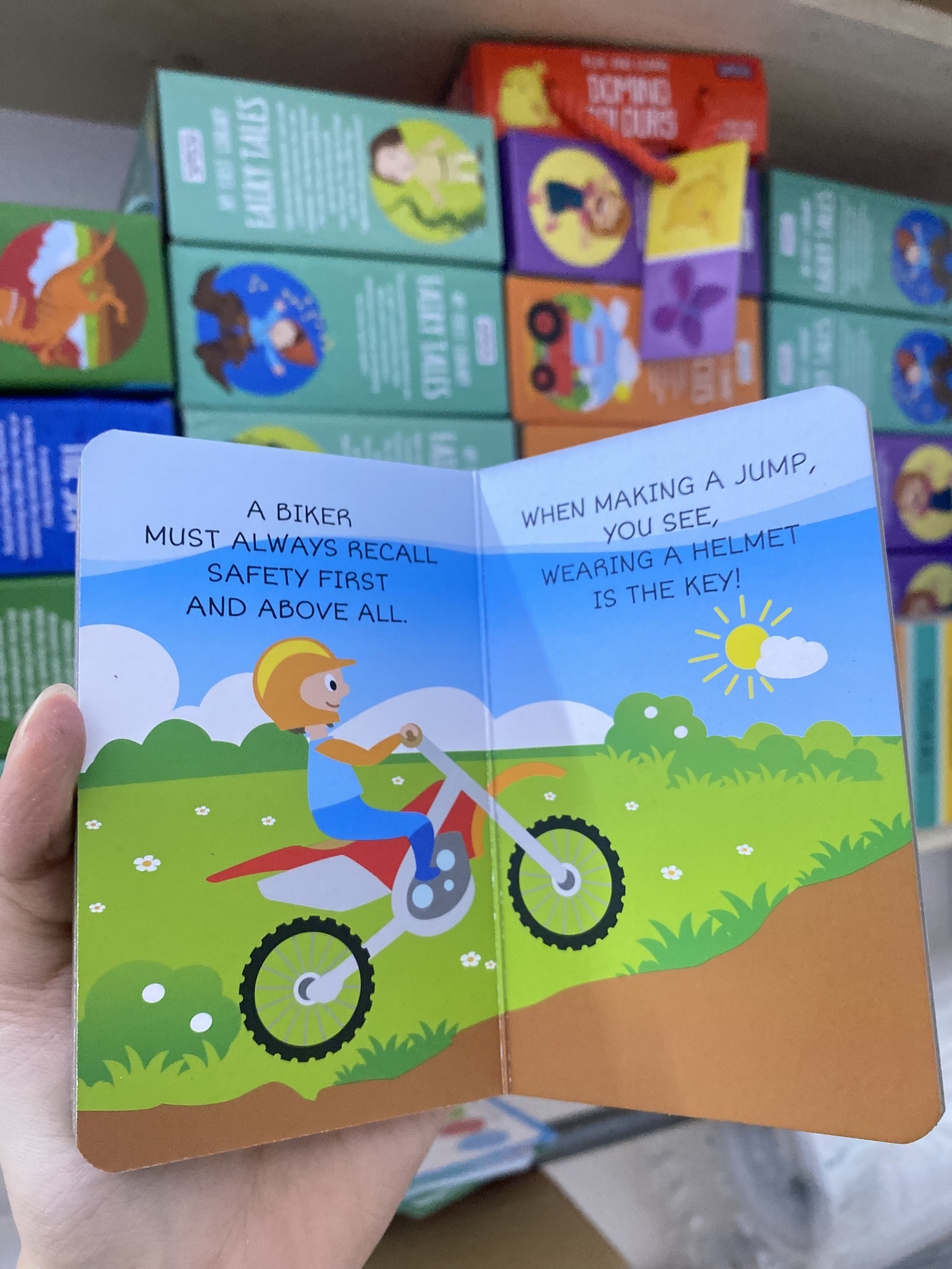 MOTORCYCLE (My First Library. Vehicles)_thumbnail_4