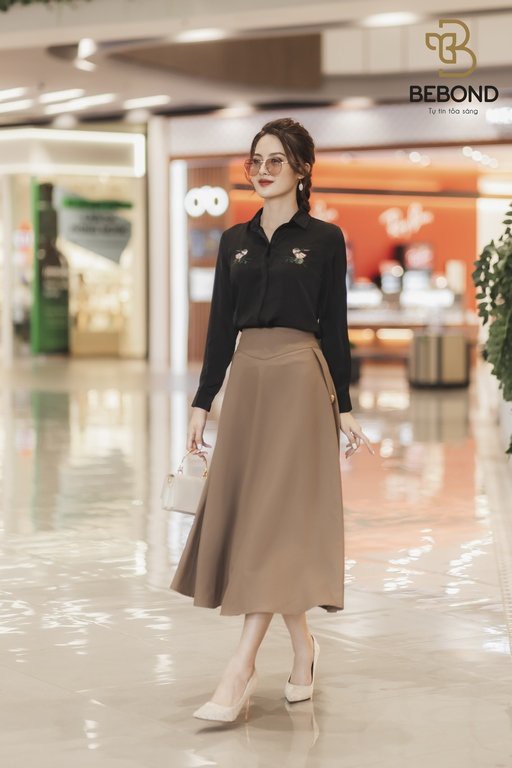 Áo sơ mi lụa thêu 2 bên đen