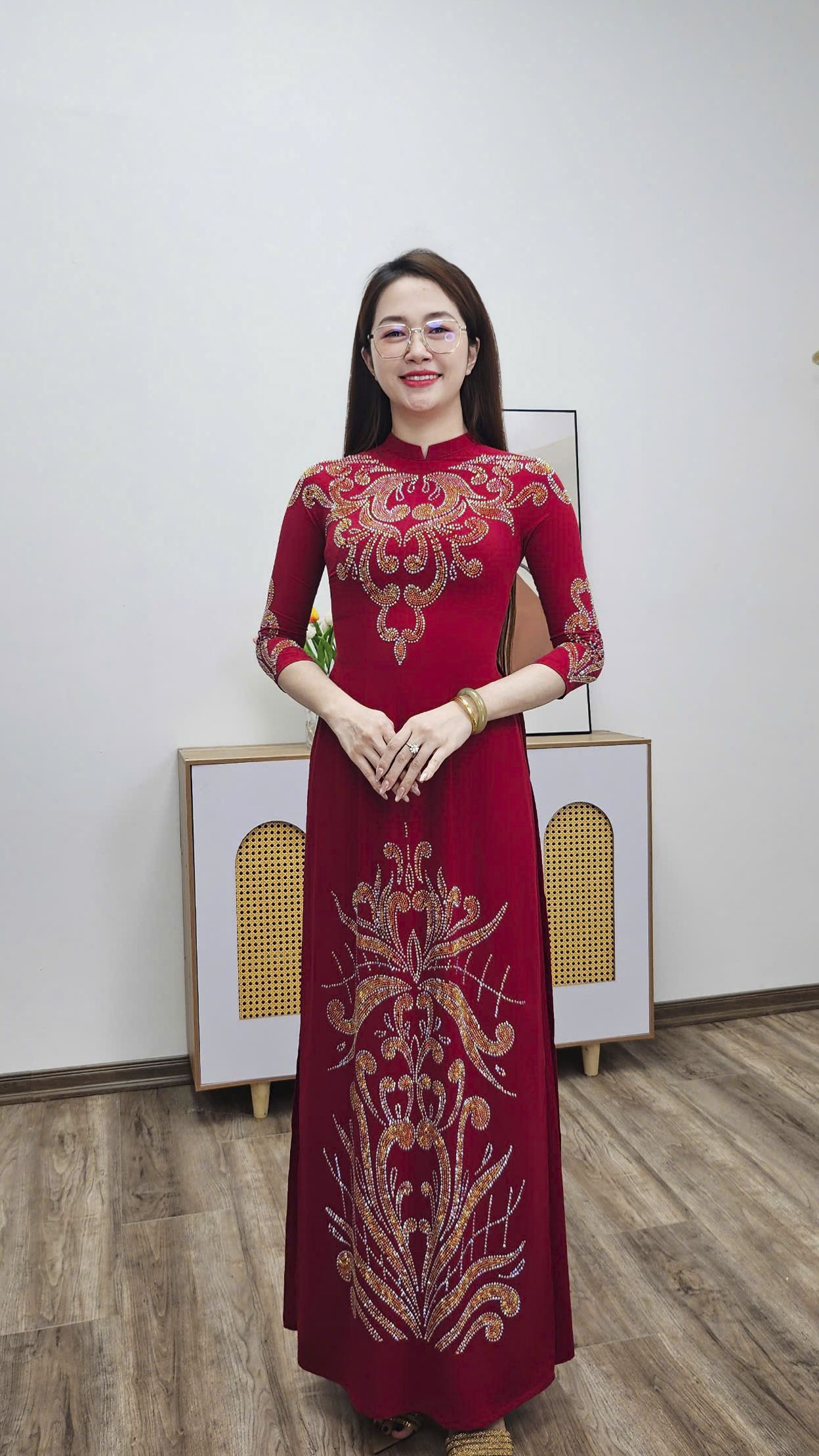 A3009 áo dài cổ 2p tay lỡ lụa mỹ đỏ đô đính đá vàng họa tiết hoàng gia_thumbnail_3