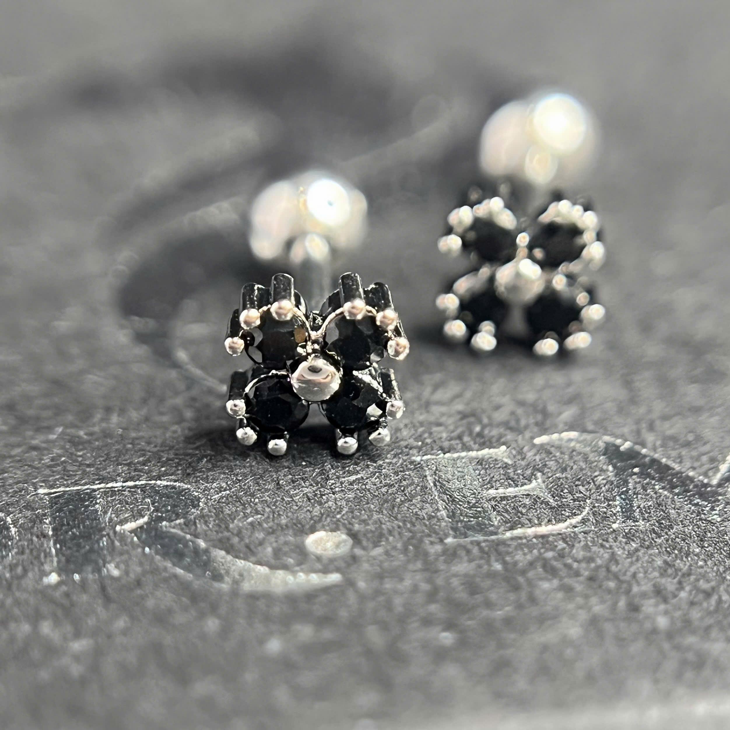 Khuyên kiểu hoa 4 đá đen đít dẹt_thumbnail_3