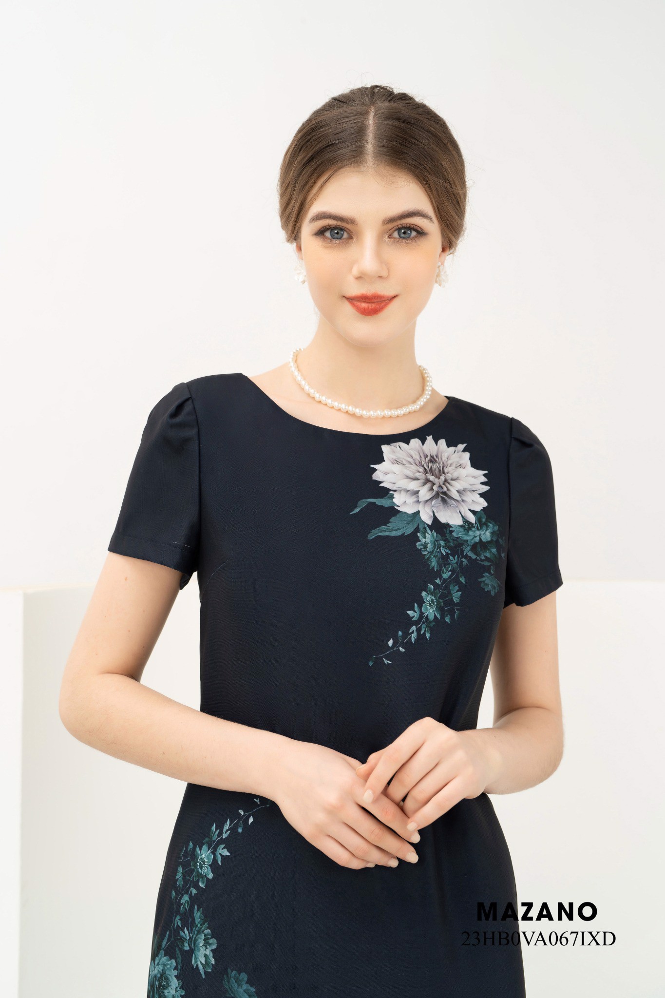 Váy Đầm Suông Vải thô Họa tiết hoa cúc in bố cục Cổ tròn Tay ngắn Dài qua gối 23HB0VA067IXD