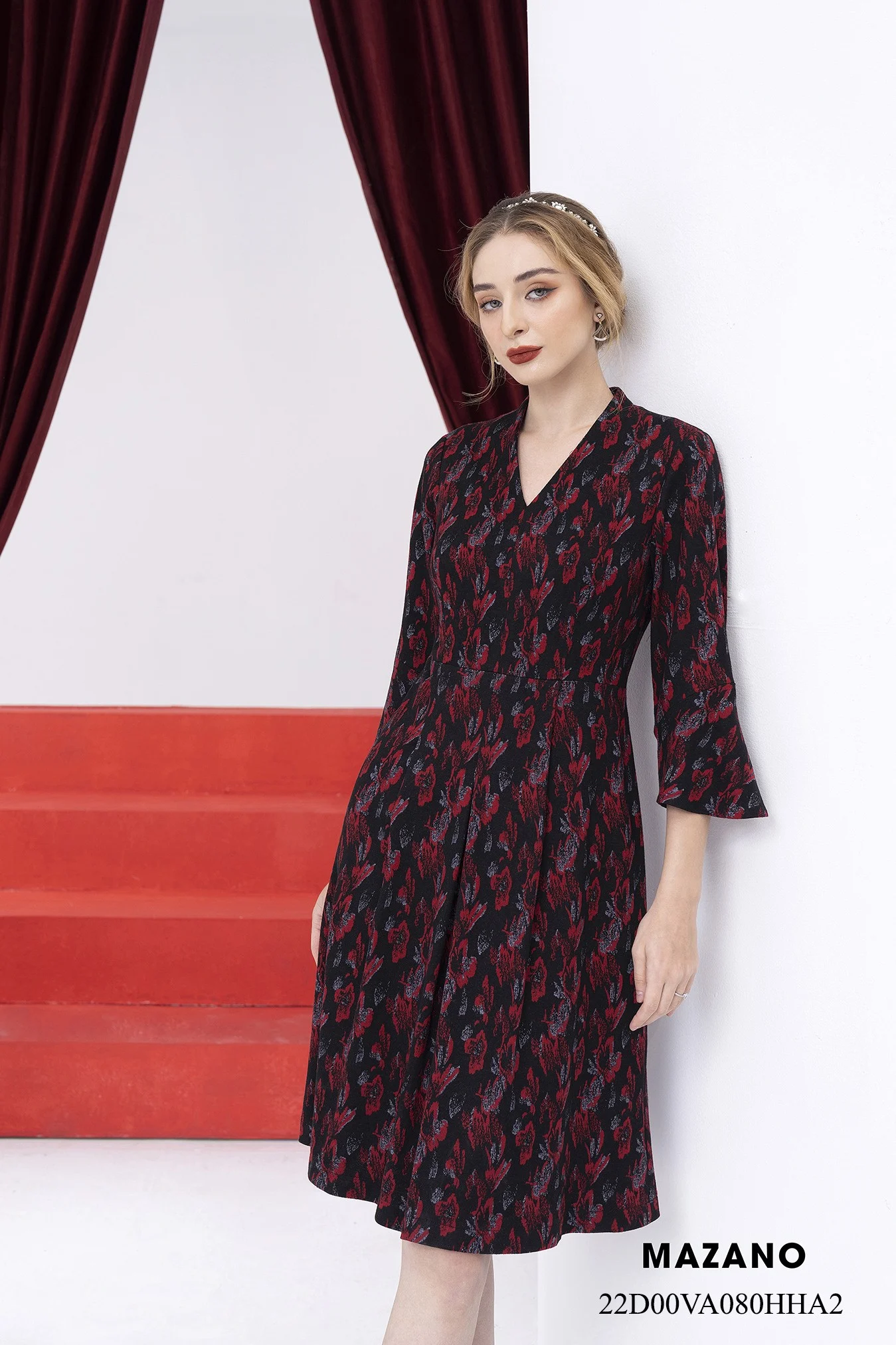 Đầm len họa tiết tay loe rủ cổ leo