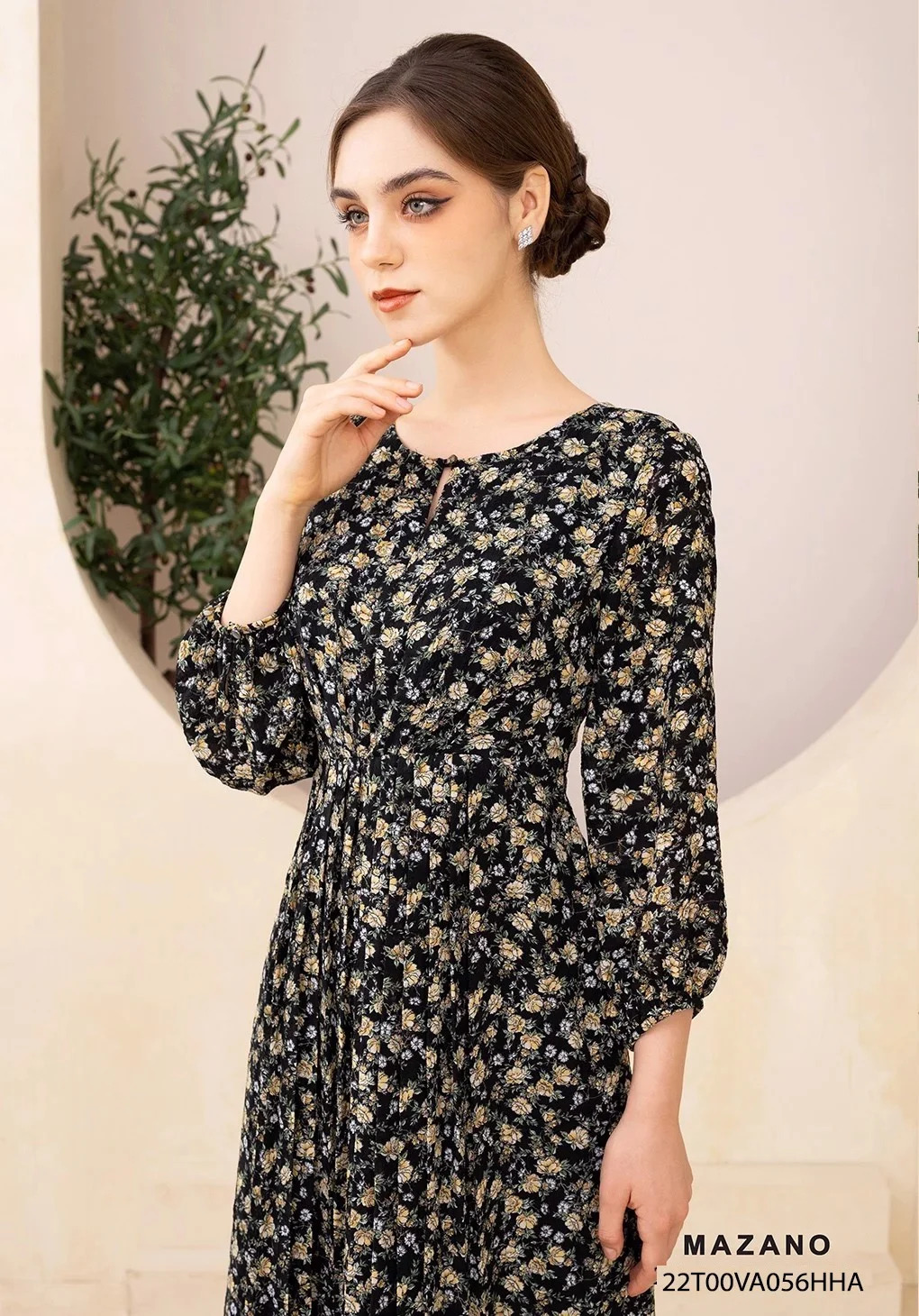 Đầm đen họa tiết eo cao chân xếp ly một phần_thumbnail_3