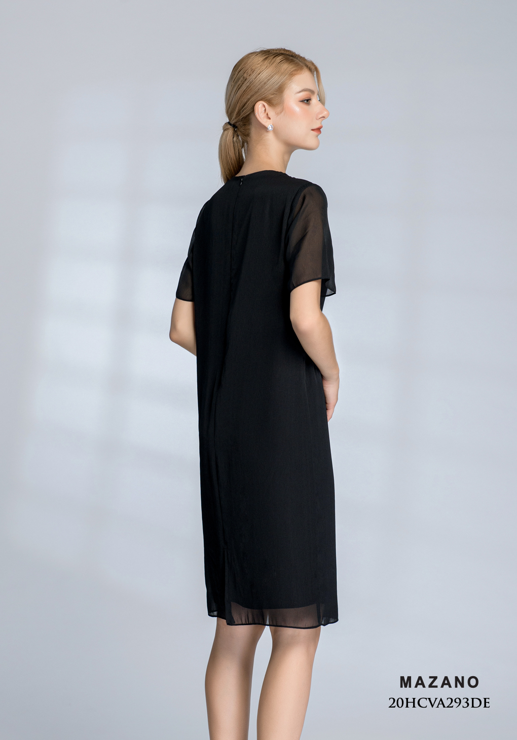 Đầm đen suông cổ V tim đính hạt_thumbnail_2