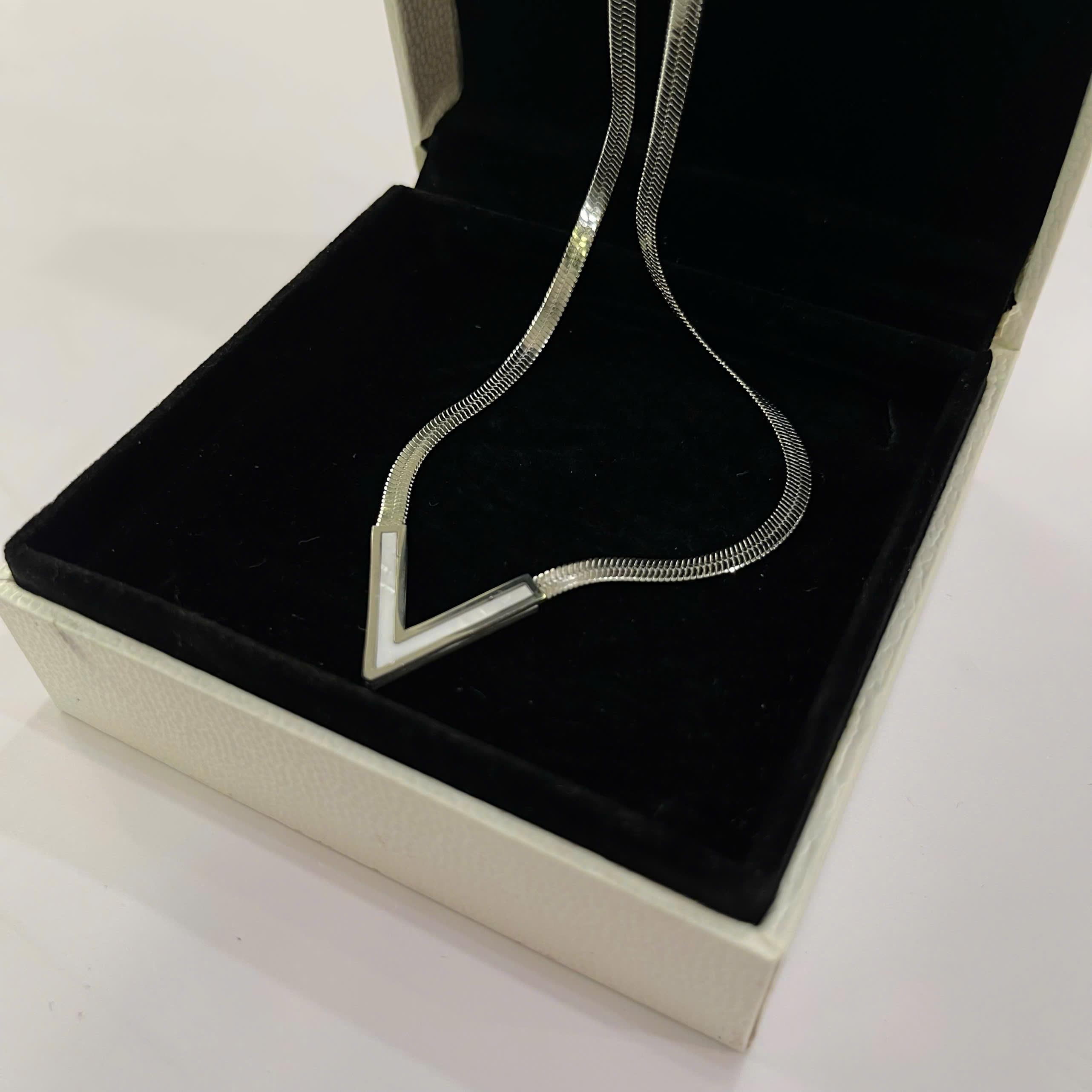 Vòng cổ dây rắn chữ V trắng_thumbnail_0