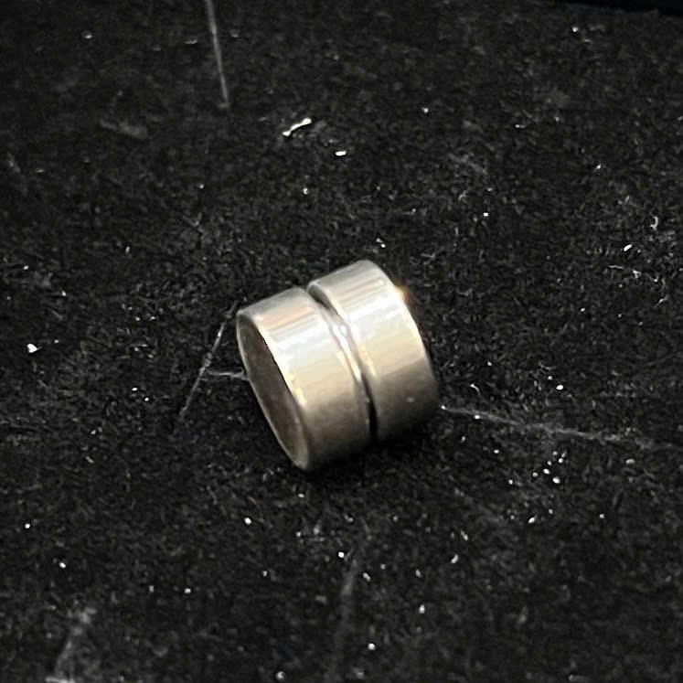 Khuyên kẹp giả nam châm trắng.