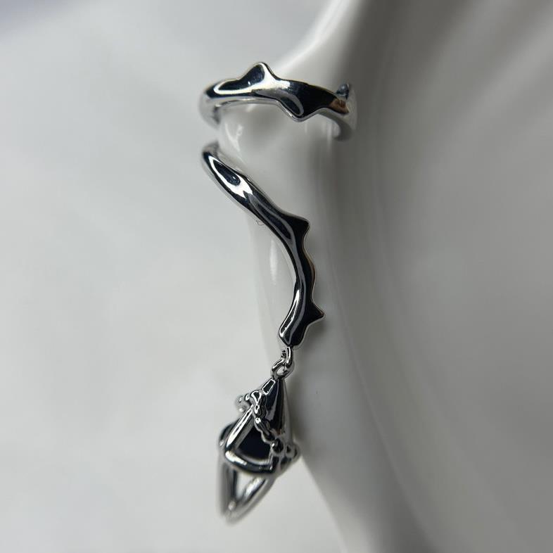 khuyên kẹp vành không cần lỗ thiết kế niche charm rơi tai trái.