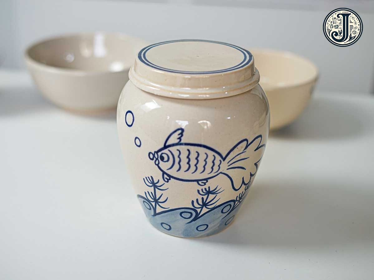 Lu gốm có nắp cá ba đuôi