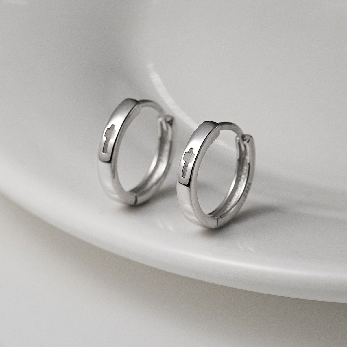 Khuyên tai Thánh Giá bạc unisex tròn trơn có chốt bấm/ trang sức Công Giáo KB04