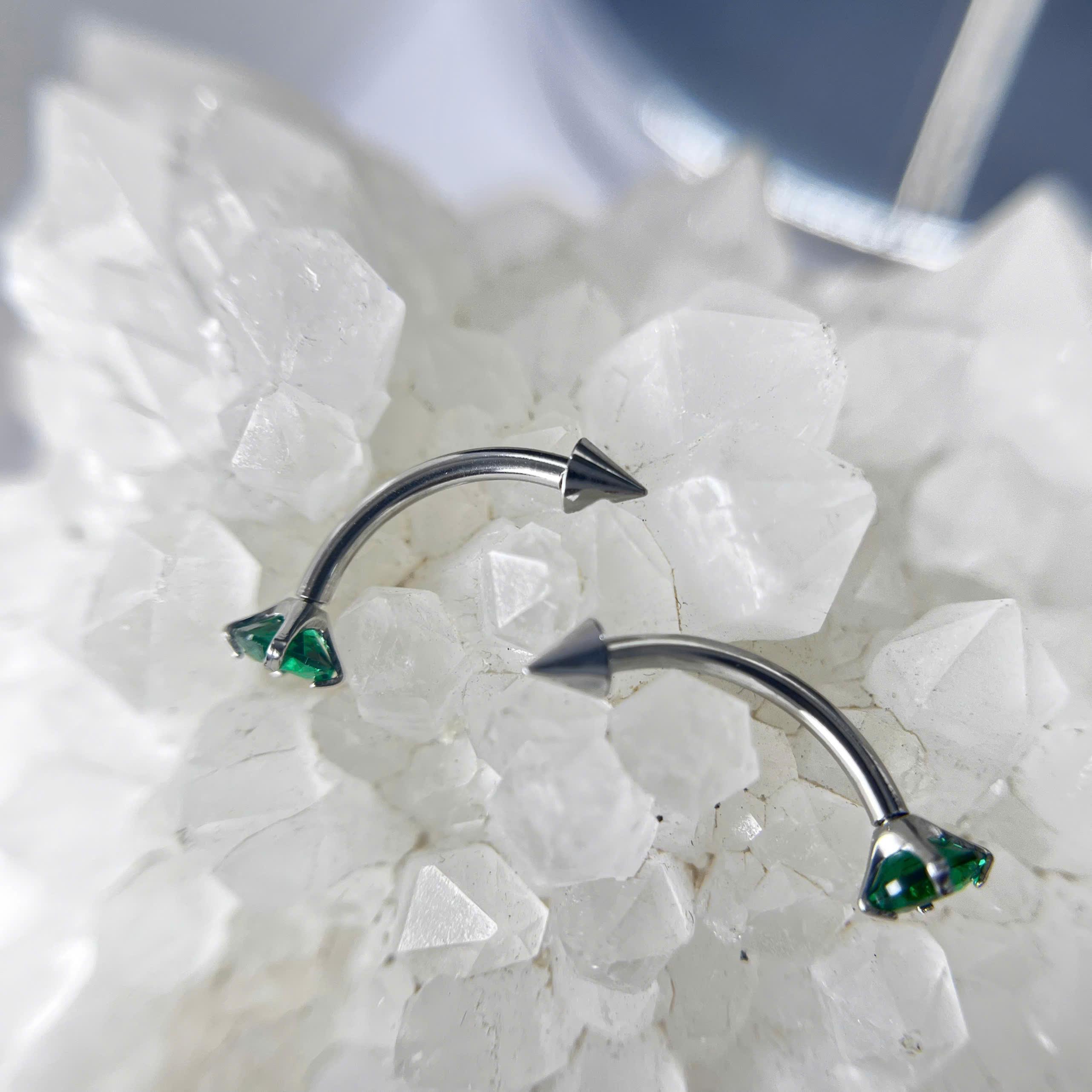 Banana đinh nhọn đá xanh size 8