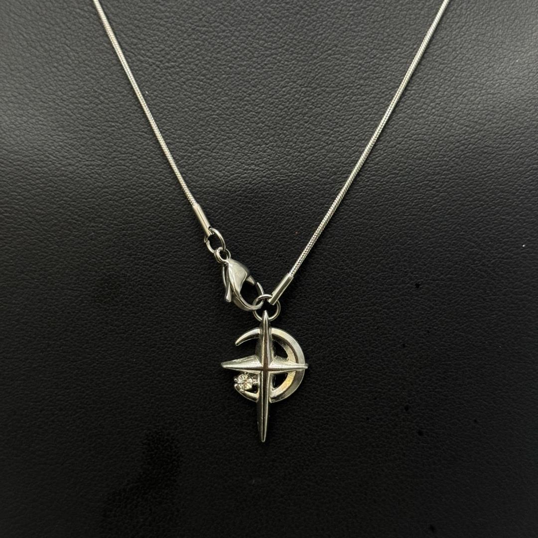 Vòng cổ titan charm sao và trăng.