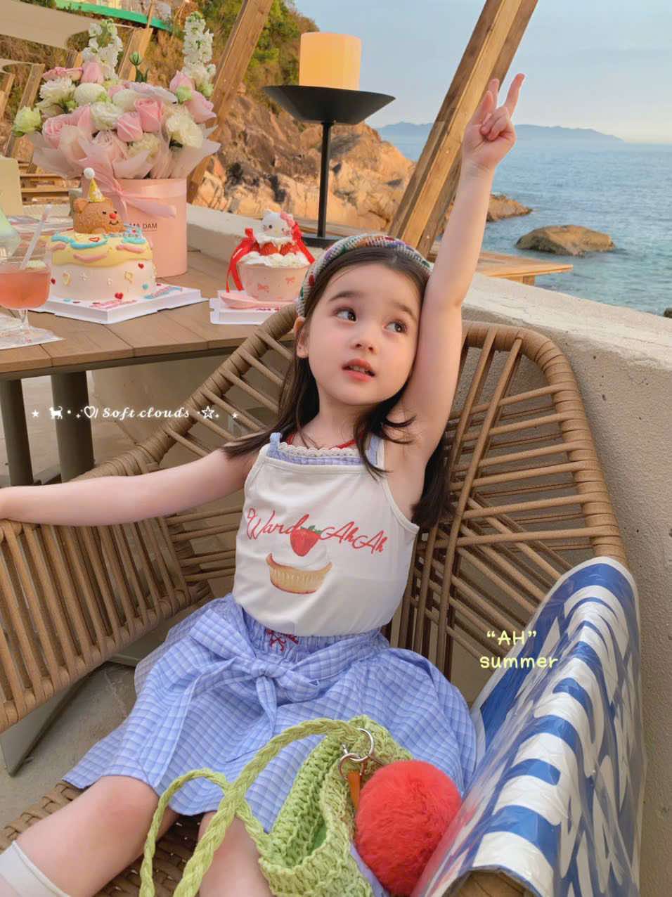 AH03 - Áo 2 dây trắng in hình dâu hãng AH