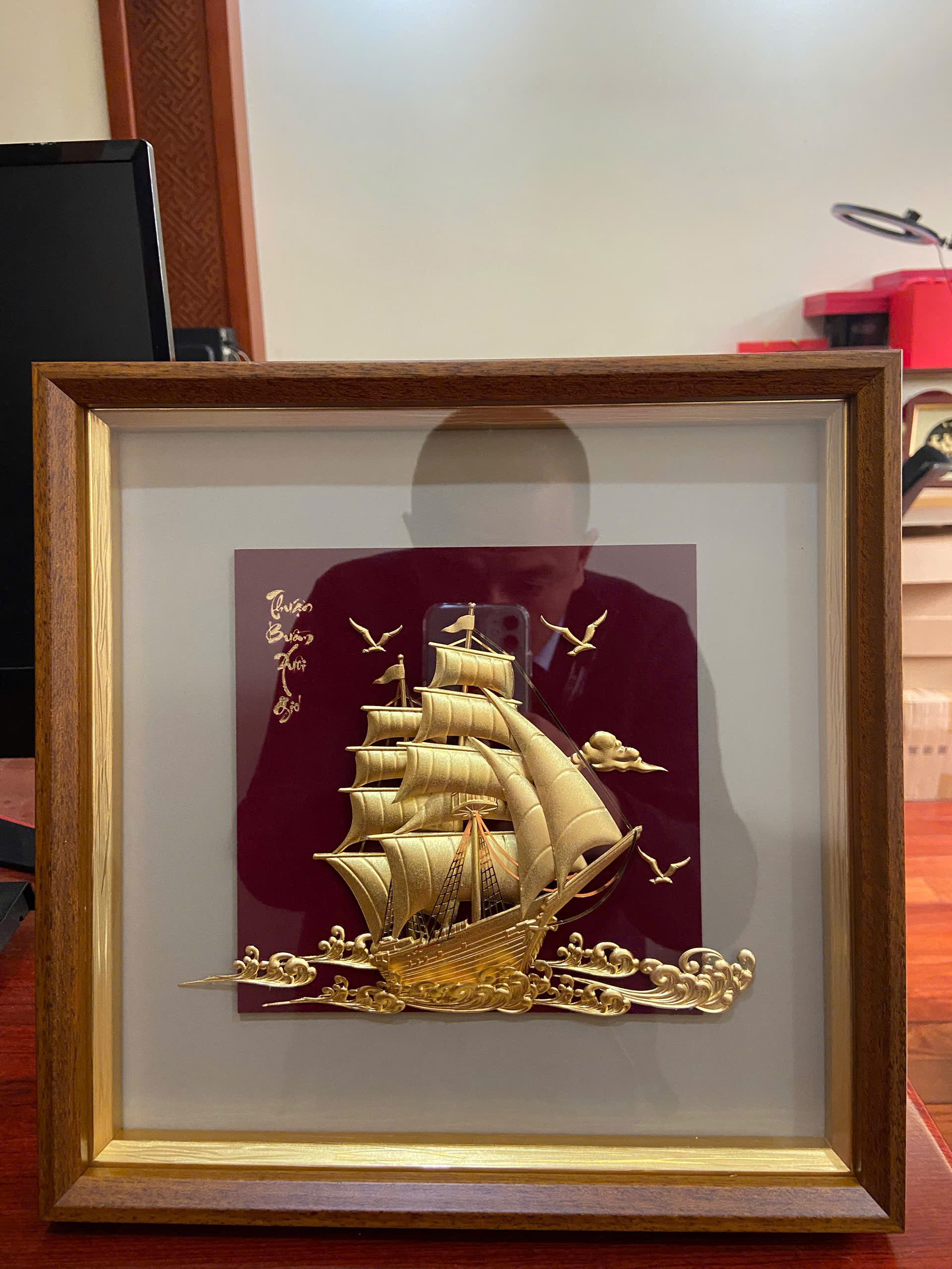 Tranh quà tặng thuyền mô hình dát vàng nền đỏ KT 30 X 30 CM _thumbnail_2