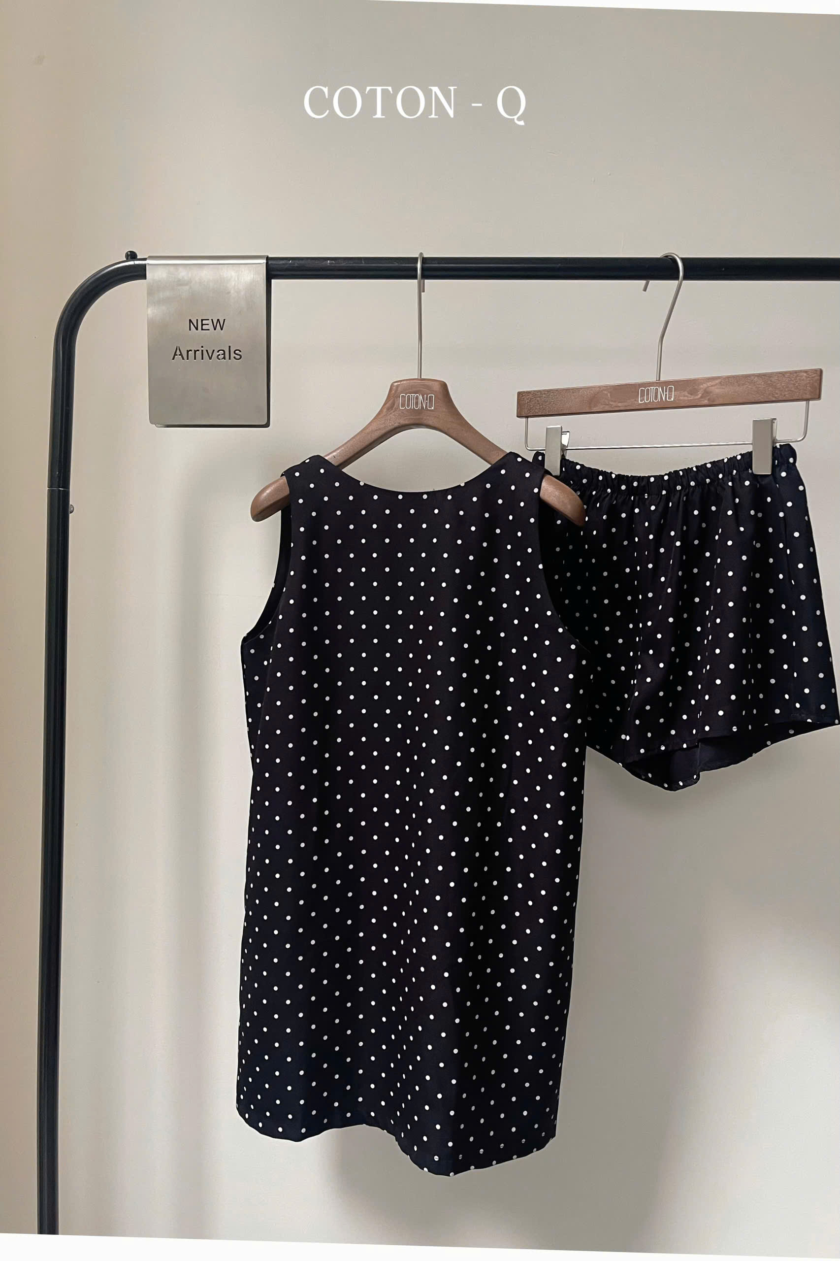 HV37 Đầm hở lưng chấm bi