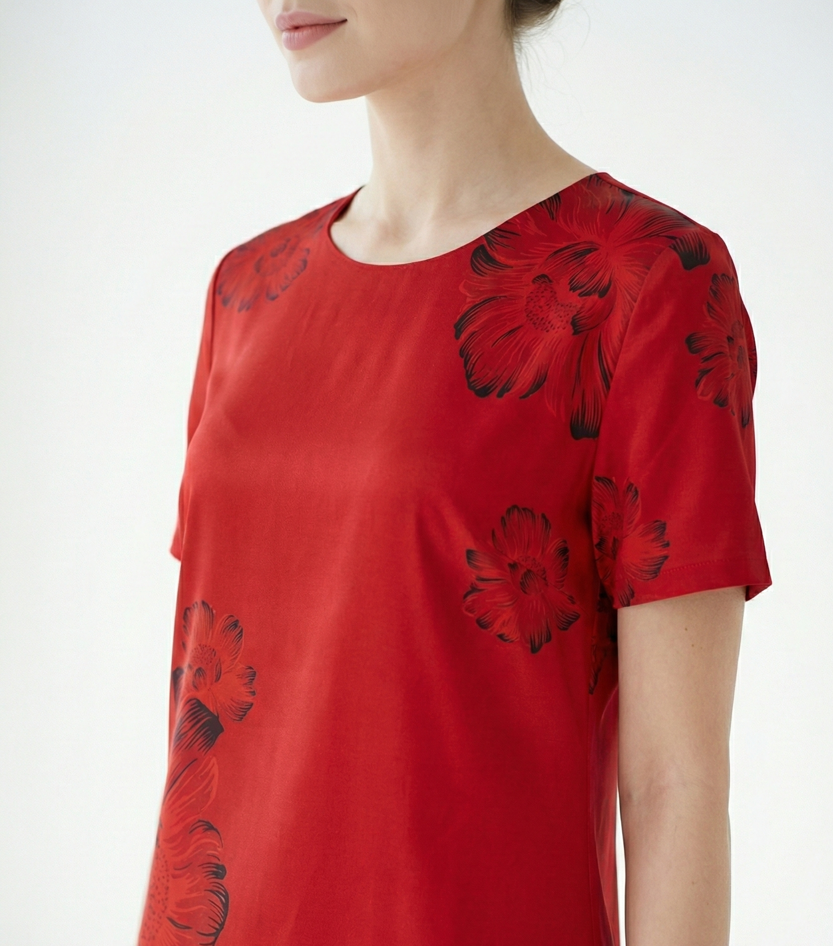 Đầm vải lụa đỏ in hoa cách điệu dáng suông cổ tròn tay ngắn thiết kế MAZANO