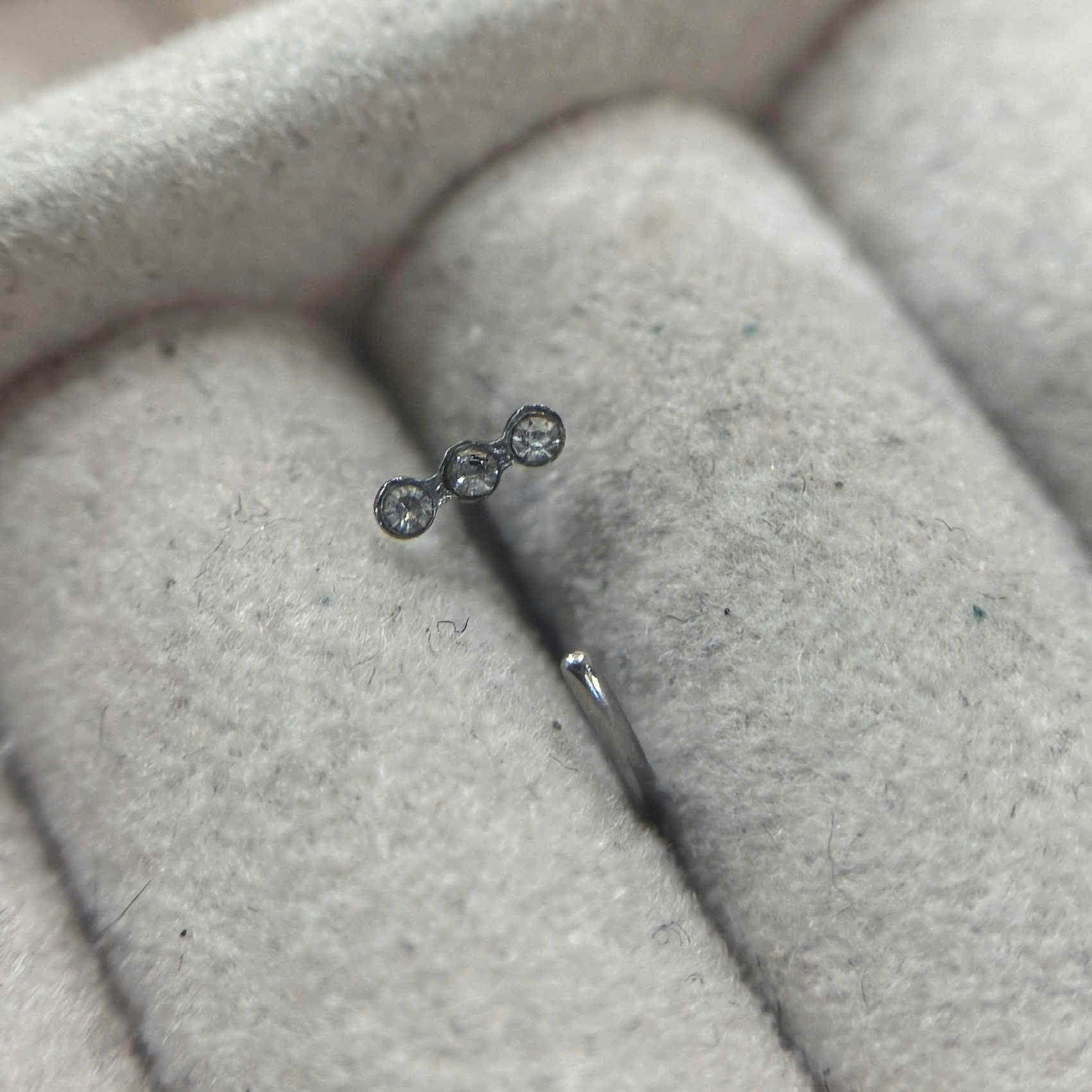 Vòng bẻ 3 kim cương trắng dán dành cho mũi._thumbnail_2