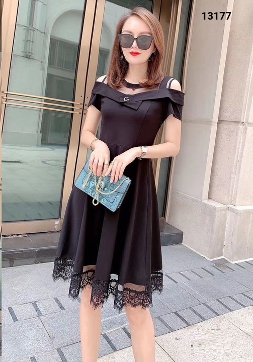 13177-Đầm xòe khoét vai cổ cách điệu vạt váy phối ren_thumbnail_2