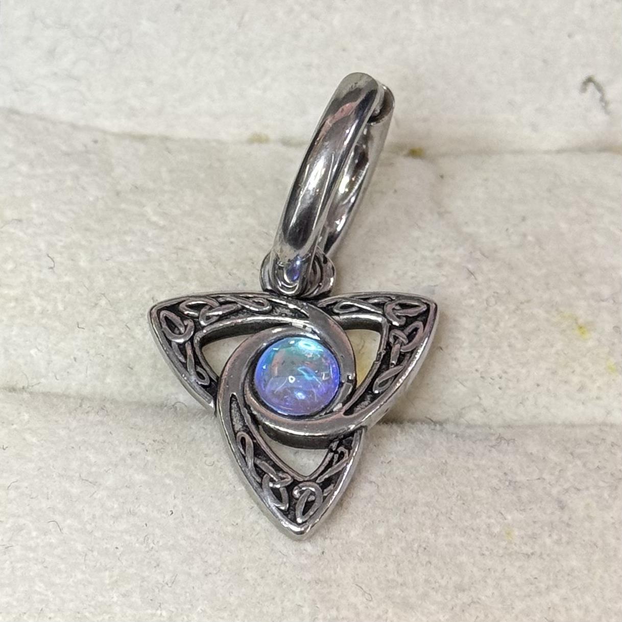 khuyên vòng kiểu nam rơi tam giác hologram xanh kì bí_thumbnail_1