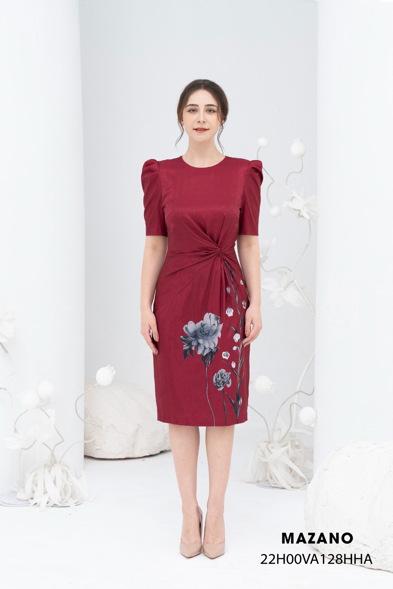 Đầm lụa đỏ xoắn eo họa tiết hoa trắng to