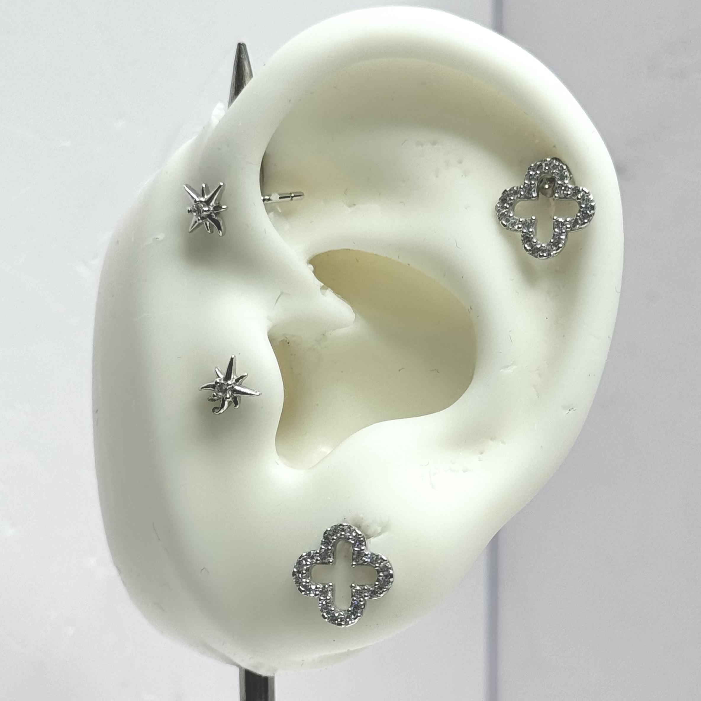 Khuyên kiểu bạc xi bạch kim cỏ 4 lá rỗng