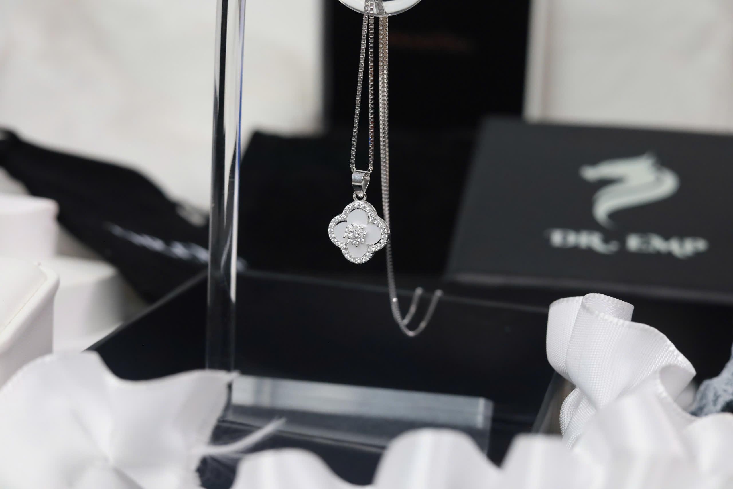 Vòng cổ bạc 4 lá xà cừ trắng xi bạch kim_thumbnail_3