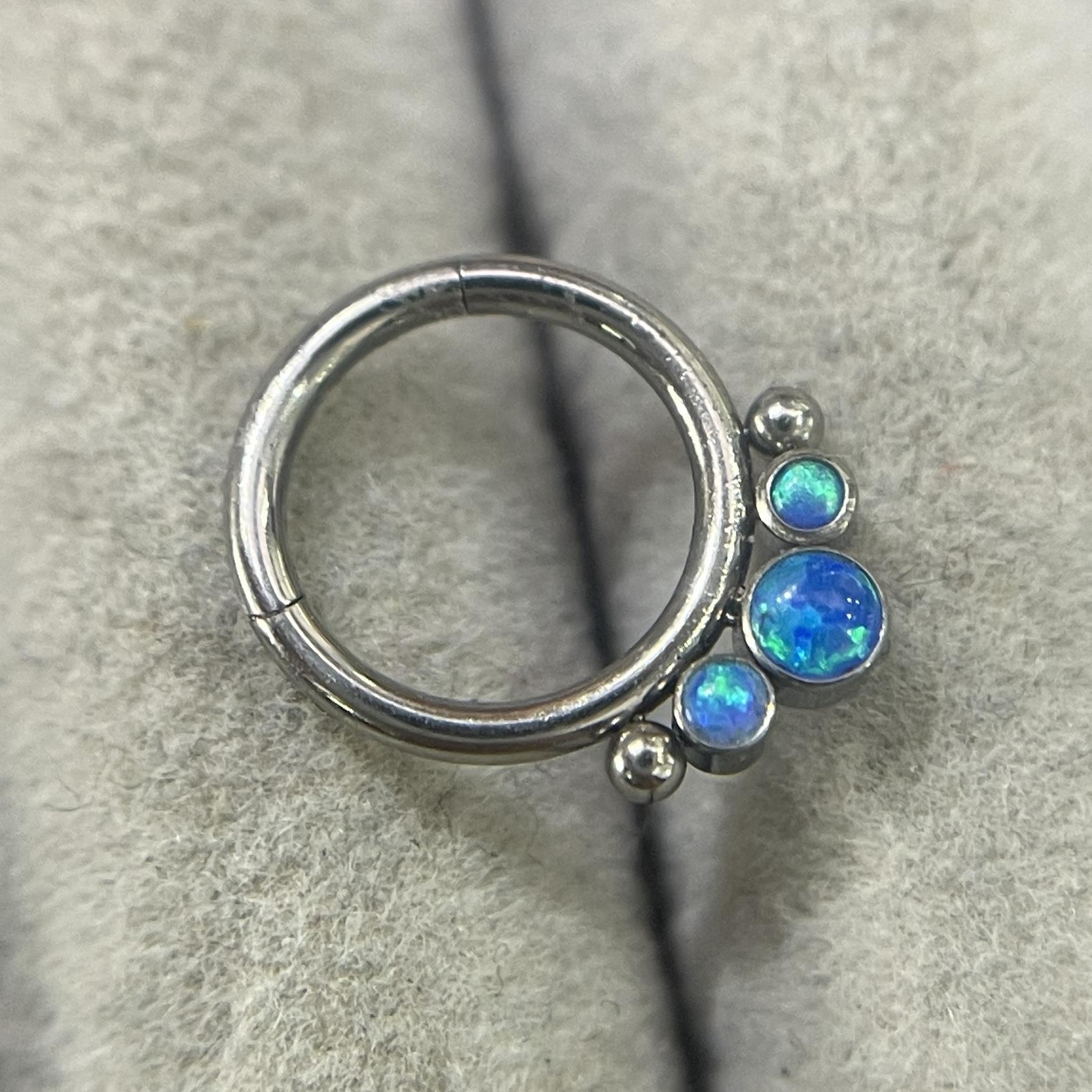 Khuyên daith titan 3 đá opal xanh dương.