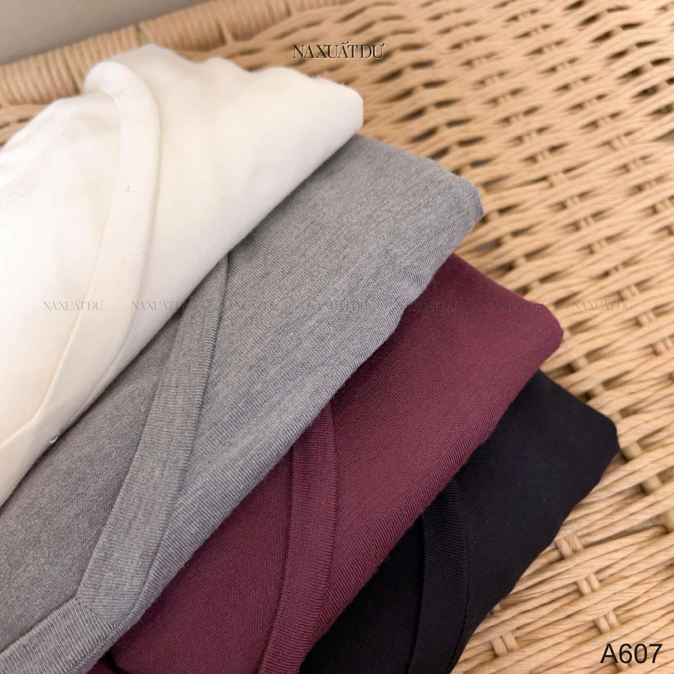 Áo tay dài cổ tim 