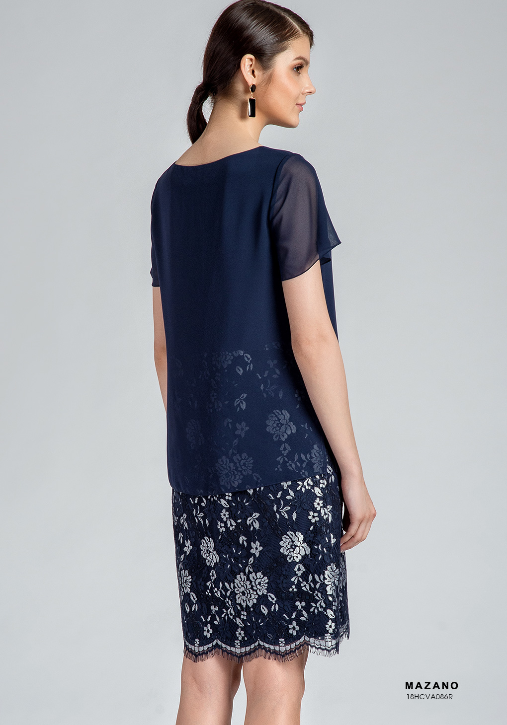 Váy ren xanh phủ tà cách điệu