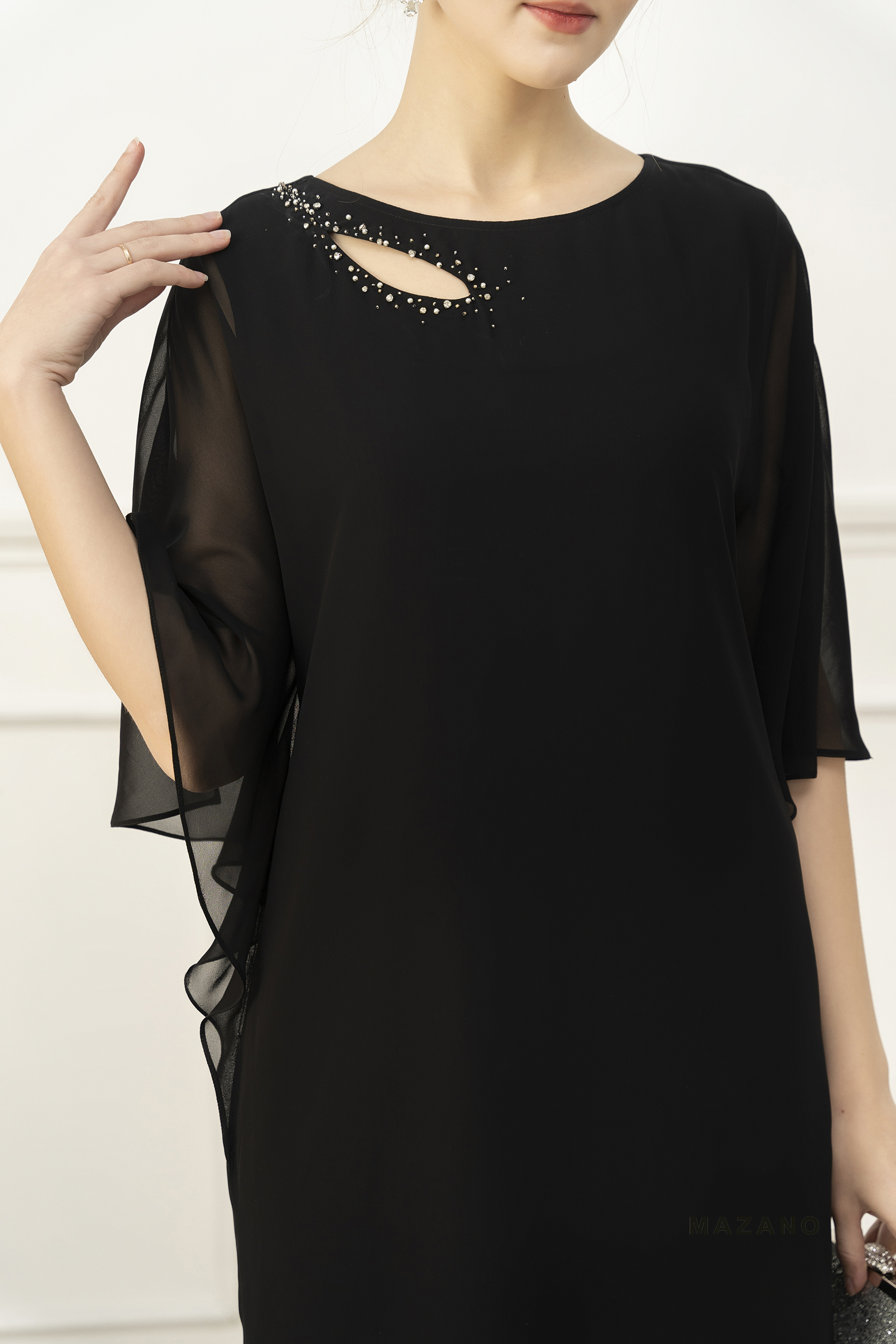 Đầm suông tay cánh dơi cổ cut out đính trang trí_thumbnail_2