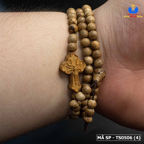 Chuỗi cuốn tay thánh giá trầm rục tự nhiên_thumbnail_2