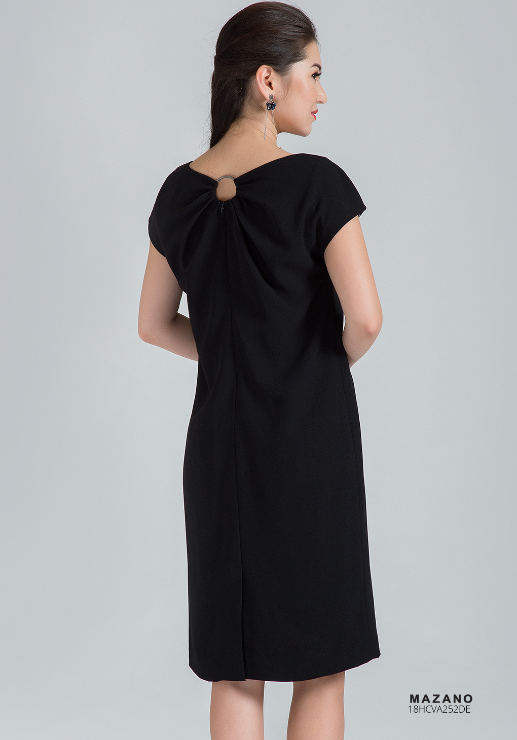 Váy đen phối chân hoa dập nhăn_thumbnail_2