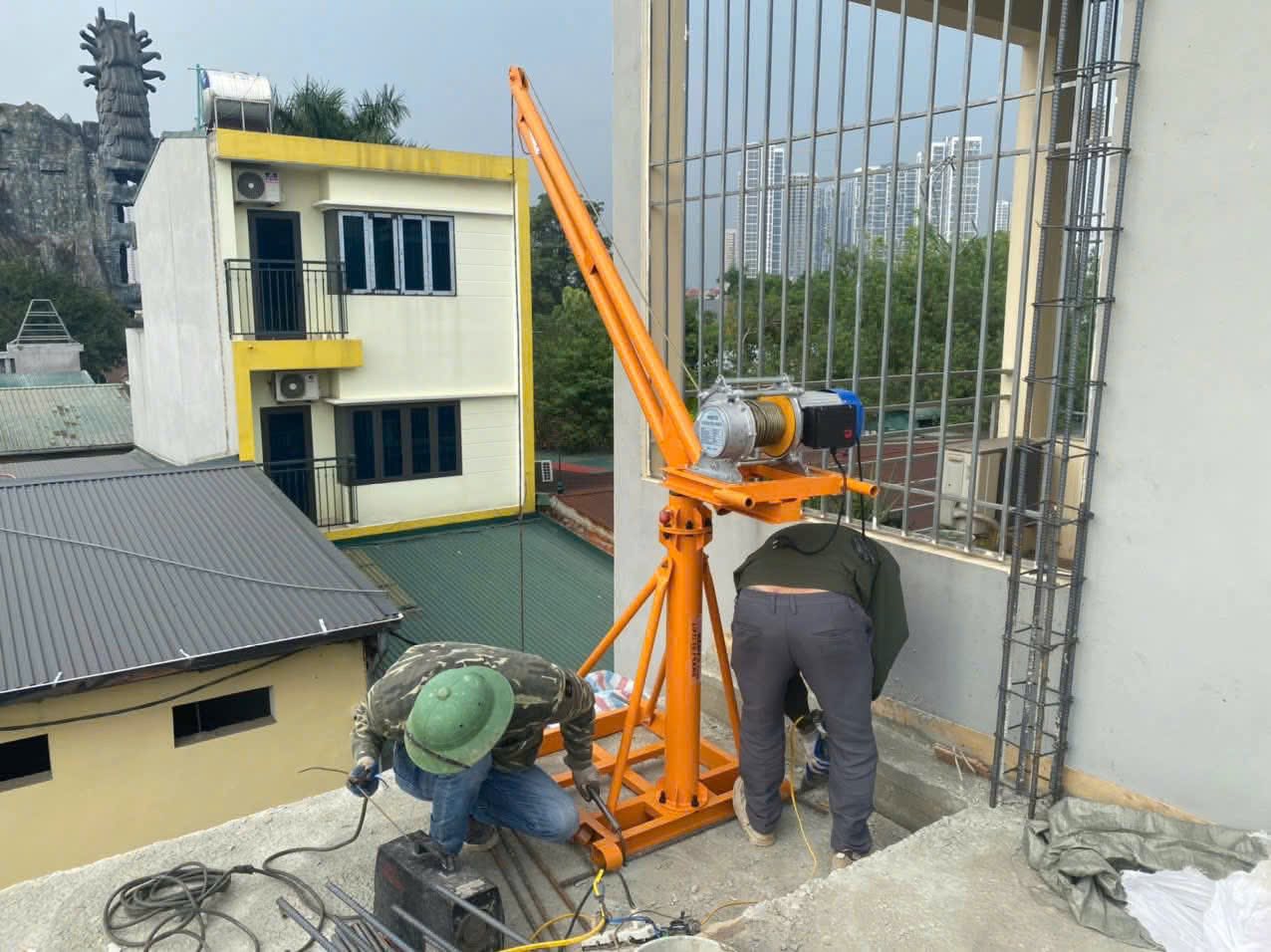 Khung cẩu xoay 360 độ, Tải trọng 500kg, 1 Tấn gắn các loại máy tời xây dựng (chưa kèm tời)_thumbnail_5