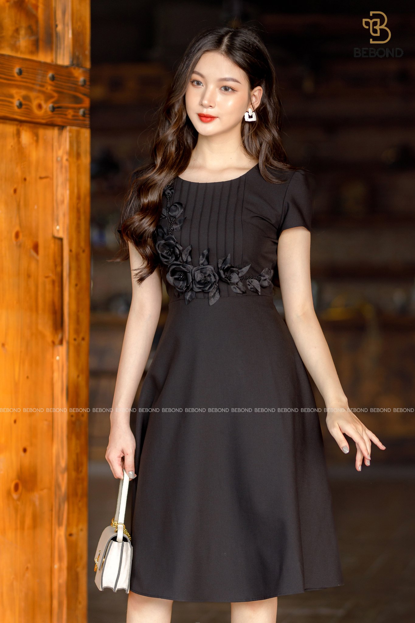 Đầm đen xếp ly ngực đính hoa- ALBERT