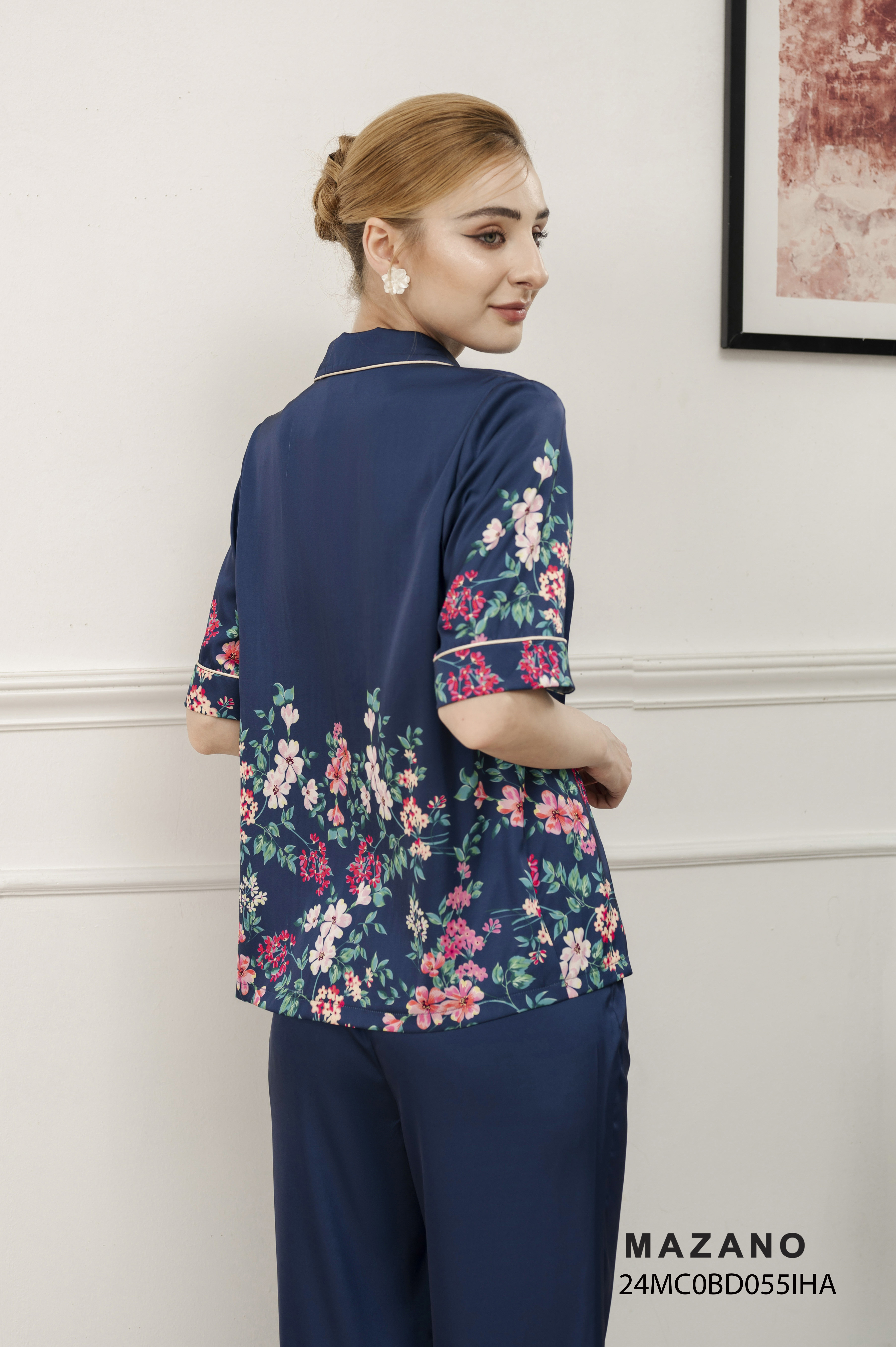 Bộ mặc nhà suông Vải lụa mỏng  Họa tiết in hoa bố cục  Cổ bẻ ve Tay ngắn Dài quần tới mắt cá chân màu xanh than_thumbnail_4